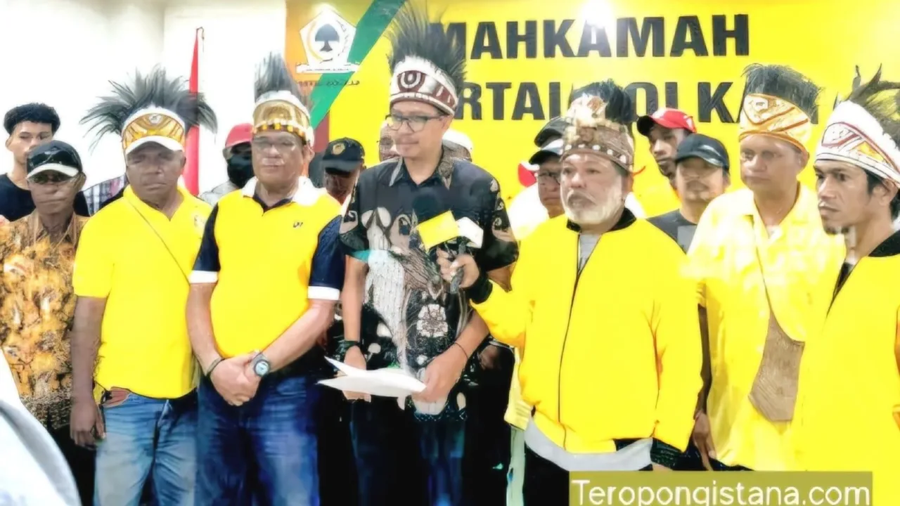 Munaslub Terus Bergulir, Bahlil Digugat Kader Golkar Teropongistana.com Jakarta - Ketua DPRP Provinsi Papua Barat Daya dari Partai Golkar, Henry Andrew George Wairara menggugat keputusan Ketua Umum Bahlil Lahadalia yang dinilai melakukan pergantian secara sepihak. Keputusan pergantian tersebut tertuang dalam surat nomor: B-543/DPP/GOLKAR/II/2025 tanggal 8 Februari 2025 perihal penetapan pergantian pimpinan DPRP Provinsi Papua Barat Daya. "Kami hari ini mendaftarkan permohonan pembatalan surat DPP nomor 543 tanggal 8 Februari 2025 yang membatalkan klien kami Pak Henry Wairara sebagai ketua DPRD Provinsi Papua Barat Daya. Surat tersebut diterbitkan tanpa prosedur yang benar yaitu usulan dari DPD I sebagaimana diatur dalam keputusan Rapimnas tahun 2013," ujar M. Alberto Soniwura, kuasa hukum Henry A.G Wairara kepada wartawan di Mahkamah Partai Golkar, Rabu 26 Februari 2025. Alberto menegaskan, landasan hukum dari penunjukan Henry sebagai Ketua DPRP Papua Barat Daya sesuai dengan keputusan Partai Golkar.  Menurut Alberto, klien nya telah ditetapkan sebagai ketua DPRD Provinsi Papua Barat Daya sejak tanggal 31 Oktober 2025 melalui surat DPP nomor: B-447/DPP/GOLKAR/X/2024 tanggal 31 Oktober 2024. Meski pergantian jabatan publik sebagai hak partai politik, namun gugatan kubu Henry juga dilandaskan kepada asas konstitusional, yaitu Putusan Mahkamah Konstitusi (MK). Hal tersebut dimuat dalam putusan MK Nomor: 33/PUI-XX/2022. Pergantian pimpinan DPRP meskipun menjadi hak partai politik tetapi harus dilakukan berdasarkan evaluasi kinerja bukan pertimbangan subjektif. "Tidak pernah ada teguran atau evaluasi kinerja oleh partai Golkar. Padahal MK sudah menegaskan pimpinan DPRD itu meskipun hak partai politik tetapi pergantiannya harus berdasarkan evaluasi kinerja bukan like or dislike," tegas Alberto. Terakhir, Alberto menegaskan langkah yang ditempuh ini, sebagai hak-hak konstitusional dari kliennya, yang juga dipilih berdasarkan amanah masyarakat melalui pemilihan langsung. "Jadi menurut kami ini jelas perbuatan sewenang-wenang terhadap klien kami, dan kami tegas menyatakan akan menggugat untuk mempertahankan hak hak klien kami,” tandasnya. Gugatan yang diajukan tersebut diterima pada kepaniteraan Mahkamah Partai Golkar dan diberi tanda terima, kemudian puluhan kader Golkar Papua Barat Daya meninggalkan DPP Partai Golkar.