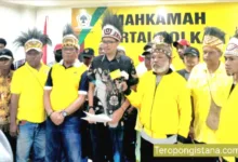Munaslub Terus Bergulir, Bahlil Digugat Kader Golkar Teropongistana.com Jakarta - Ketua DPRP Provinsi Papua Barat Daya dari Partai Golkar, Henry Andrew George Wairara menggugat keputusan Ketua Umum Bahlil Lahadalia yang dinilai melakukan pergantian secara sepihak. Keputusan pergantian tersebut tertuang dalam surat nomor: B-543/DPP/GOLKAR/II/2025 tanggal 8 Februari 2025 perihal penetapan pergantian pimpinan DPRP Provinsi Papua Barat Daya. "Kami hari ini mendaftarkan permohonan pembatalan surat DPP nomor 543 tanggal 8 Februari 2025 yang membatalkan klien kami Pak Henry Wairara sebagai ketua DPRD Provinsi Papua Barat Daya. Surat tersebut diterbitkan tanpa prosedur yang benar yaitu usulan dari DPD I sebagaimana diatur dalam keputusan Rapimnas tahun 2013," ujar M. Alberto Soniwura, kuasa hukum Henry A.G Wairara kepada wartawan di Mahkamah Partai Golkar, Rabu 26 Februari 2025. Alberto menegaskan, landasan hukum dari penunjukan Henry sebagai Ketua DPRP Papua Barat Daya sesuai dengan keputusan Partai Golkar. Menurut Alberto, klien nya telah ditetapkan sebagai ketua DPRD Provinsi Papua Barat Daya sejak tanggal 31 Oktober 2025 melalui surat DPP nomor: B-447/DPP/GOLKAR/X/2024 tanggal 31 Oktober 2024. Meski pergantian jabatan publik sebagai hak partai politik, namun gugatan kubu Henry juga dilandaskan kepada asas konstitusional, yaitu Putusan Mahkamah Konstitusi (MK). Hal tersebut dimuat dalam putusan MK Nomor: 33/PUI-XX/2022. Pergantian pimpinan DPRP meskipun menjadi hak partai politik tetapi harus dilakukan berdasarkan evaluasi kinerja bukan pertimbangan subjektif. "Tidak pernah ada teguran atau evaluasi kinerja oleh partai Golkar. Padahal MK sudah menegaskan pimpinan DPRD itu meskipun hak partai politik tetapi pergantiannya harus berdasarkan evaluasi kinerja bukan like or dislike," tegas Alberto. Terakhir, Alberto menegaskan langkah yang ditempuh ini, sebagai hak-hak konstitusional dari kliennya, yang juga dipilih berdasarkan amanah masyarakat melalui pemilihan langsung. "Jadi menurut kami ini jelas perbuatan sewenang-wenang terhadap klien kami, dan kami tegas menyatakan akan menggugat untuk mempertahankan hak hak klien kami,” tandasnya. Gugatan yang diajukan tersebut diterima pada kepaniteraan Mahkamah Partai Golkar dan diberi tanda terima, kemudian puluhan kader Golkar Papua Barat Daya meninggalkan DPP Partai Golkar.