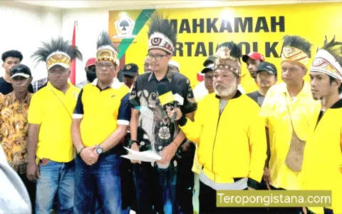 Munaslub Terus Bergulir, Bahlil Digugat Kader Golkar Teropongistana.com Jakarta - Ketua DPRP Provinsi Papua Barat Daya dari Partai Golkar, Henry Andrew George Wairara menggugat keputusan Ketua Umum Bahlil Lahadalia yang dinilai melakukan pergantian secara sepihak. Keputusan pergantian tersebut tertuang dalam surat nomor: B-543/DPP/GOLKAR/II/2025 tanggal 8 Februari 2025 perihal penetapan pergantian pimpinan DPRP Provinsi Papua Barat Daya. "Kami hari ini mendaftarkan permohonan pembatalan surat DPP nomor 543 tanggal 8 Februari 2025 yang membatalkan klien kami Pak Henry Wairara sebagai ketua DPRD Provinsi Papua Barat Daya. Surat tersebut diterbitkan tanpa prosedur yang benar yaitu usulan dari DPD I sebagaimana diatur dalam keputusan Rapimnas tahun 2013," ujar M. Alberto Soniwura, kuasa hukum Henry A.G Wairara kepada wartawan di Mahkamah Partai Golkar, Rabu 26 Februari 2025. Alberto menegaskan, landasan hukum dari penunjukan Henry sebagai Ketua DPRP Papua Barat Daya sesuai dengan keputusan Partai Golkar.  Menurut Alberto, klien nya telah ditetapkan sebagai ketua DPRD Provinsi Papua Barat Daya sejak tanggal 31 Oktober 2025 melalui surat DPP nomor: B-447/DPP/GOLKAR/X/2024 tanggal 31 Oktober 2024. Meski pergantian jabatan publik sebagai hak partai politik, namun gugatan kubu Henry juga dilandaskan kepada asas konstitusional, yaitu Putusan Mahkamah Konstitusi (MK). Hal tersebut dimuat dalam putusan MK Nomor: 33/PUI-XX/2022. Pergantian pimpinan DPRP meskipun menjadi hak partai politik tetapi harus dilakukan berdasarkan evaluasi kinerja bukan pertimbangan subjektif. "Tidak pernah ada teguran atau evaluasi kinerja oleh partai Golkar. Padahal MK sudah menegaskan pimpinan DPRD itu meskipun hak partai politik tetapi pergantiannya harus berdasarkan evaluasi kinerja bukan like or dislike," tegas Alberto. Terakhir, Alberto menegaskan langkah yang ditempuh ini, sebagai hak-hak konstitusional dari kliennya, yang juga dipilih berdasarkan amanah masyarakat melalui pemilihan langsung. "Jadi menurut kami ini jelas perbuatan sewenang-wenang terhadap klien kami, dan kami tegas menyatakan akan menggugat untuk mempertahankan hak hak klien kami,” tandasnya. Gugatan yang diajukan tersebut diterima pada kepaniteraan Mahkamah Partai Golkar dan diberi tanda terima, kemudian puluhan kader Golkar Papua Barat Daya meninggalkan DPP Partai Golkar.