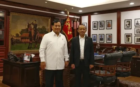 Presiden Prabowo Subianto bersama bahli Lahadalia Mentri ESDM.