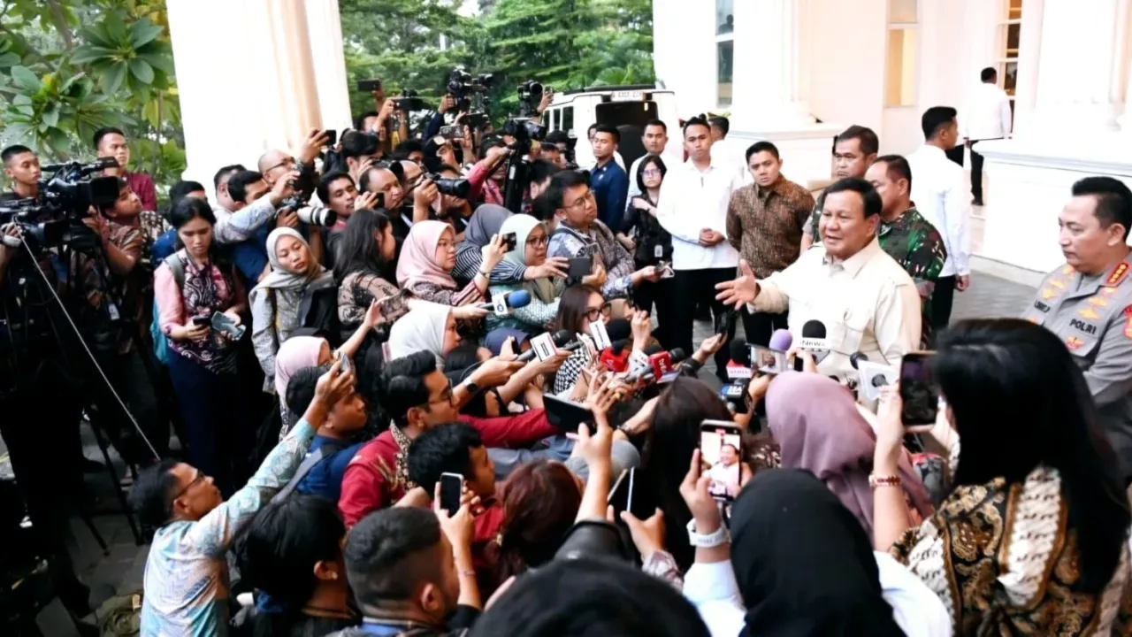 Presiden Prabowo Subianto kepada awak media usai memberikan pengarahan pada acara Rapat Pimpinan (Rapim) TNI/Polri Tahun 2025 di The Tribrata, Jakarta.