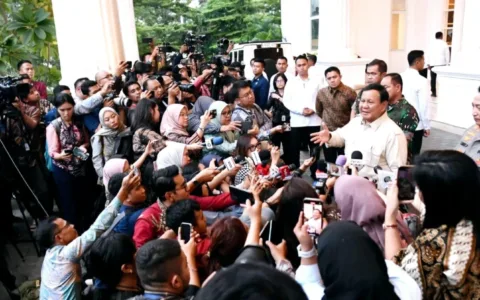 Presiden Prabowo Subianto kepada awak media usai memberikan pengarahan pada acara Rapat Pimpinan (Rapim) TNI/Polri Tahun 2025 di The Tribrata, Jakarta.