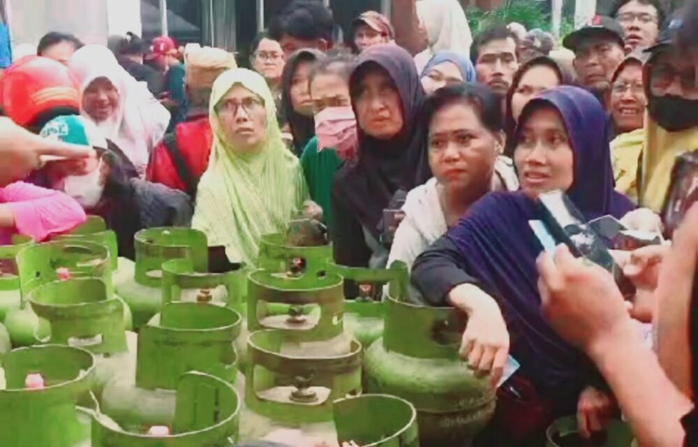 Antrian Ibu-Ibu Saat Ingin Mendapatkan Gas 3 Kg Di Agen.