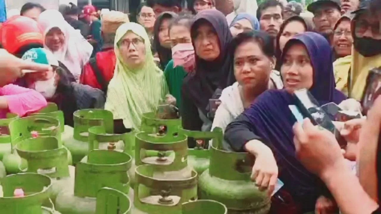 Antrian ibu-ibu saat ingin mendapatkan Gas 3 kg di agen.