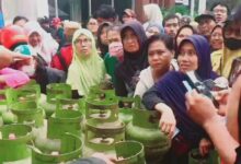 Antrian Ibu-Ibu Saat Ingin Mendapatkan Gas 3 Kg Di Agen.