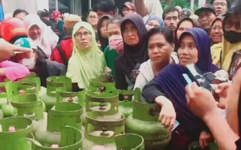 Antrian ibu-ibu saat ingin mendapatkan Gas 3 kg di agen.