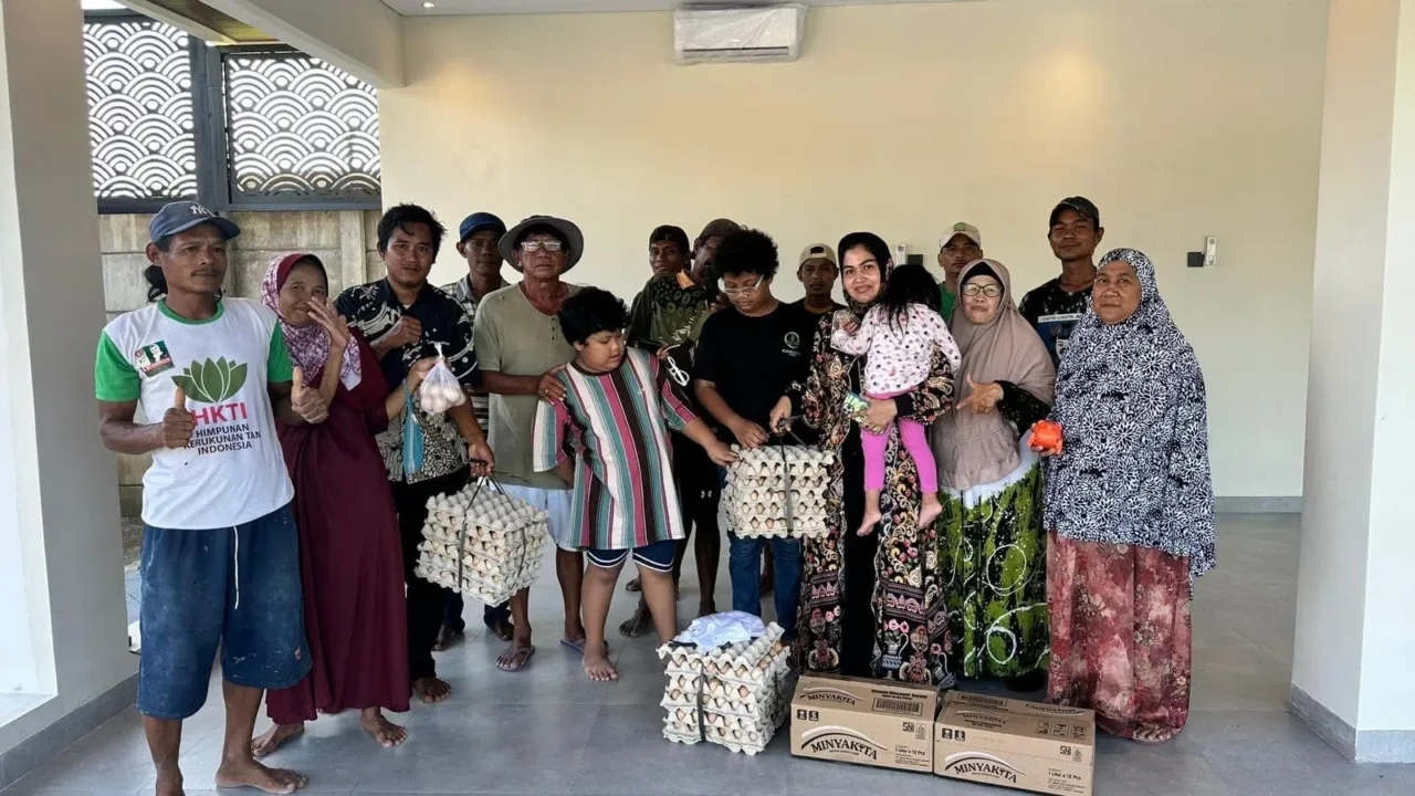 Aksi Nyata Yayasan Camellia Panduwinata dengan Bagikan Ribuan Telur dan Minyak Goreng ke Pesantren, KITA Lebak Berikan…