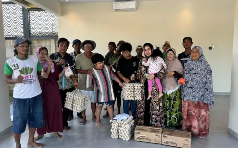 Aksi Nyata Yayasan Camellia Panduwinata dengan Bagikan Ribuan Telur dan Minyak Goreng ke Pesantren, KITA Lebak Berikan…