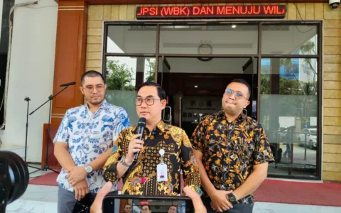 Tom Lembong dan Charles Sitorus Tahap ll ke Kejaru Jakpus