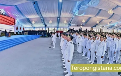 Presiden Prabowo Subianto memberikan ucapan selamat kepada para kepala daerah yang dilantik di Istana Kepresidenan Jakarta, pada Kamis, 20 Februari 2025.