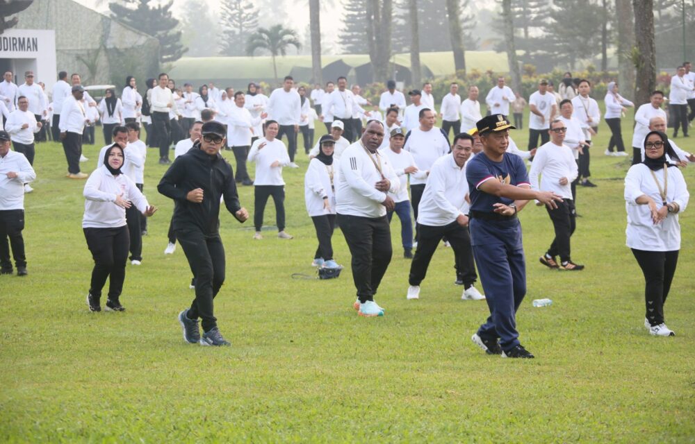 Menteri Dalam Negeri (Mendagri) Muhammad Tito Karnavian Mengikuti Senam Pagi Bersama Para Kepala Daerah Peserta Retreat Pembekalan Di Lembah Tidar Akademi Militer (Akmil) Magelang, Sabtu (22/2/2025).
