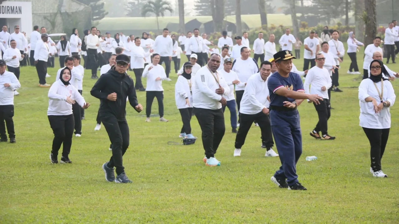 Menteri Dalam Negeri (Mendagri) Muhammad Tito Karnavian mengikuti senam pagi bersama para kepala daerah peserta retreat pembekalan di Lembah Tidar Akademi Militer (Akmil) Magelang, Sabtu (22/2/2025).