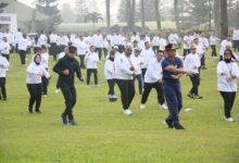 Menteri Dalam Negeri (Mendagri) Muhammad Tito Karnavian Mengikuti Senam Pagi Bersama Para Kepala Daerah Peserta Retreat Pembekalan Di Lembah Tidar Akademi Militer (Akmil) Magelang, Sabtu (22/2/2025).