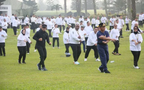 Menteri Dalam Negeri (Mendagri) Muhammad Tito Karnavian mengikuti senam pagi bersama para kepala daerah peserta retreat pembekalan di Lembah Tidar Akademi Militer (Akmil) Magelang, Sabtu (22/2/2025).