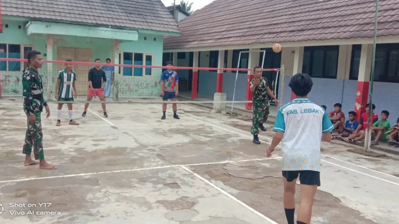 Guyub Bareng Warga, Satgas TMMD ke 123 Kodim 0603 Lebak Olah Raga Takraw