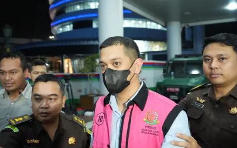 Kejagung Tahan 7 Tersangka Kasus Korupsi di PT Pertamina.
