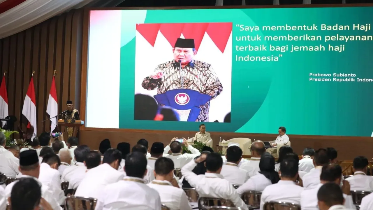 “Keragaman budaya kita dan kekayaan budaya kita ini saya sebut bukan hanya diversity, tapi mega diversity karena saya kira tidak ada negara lain yang kekayaan budayanya lebih hebat dari Indonesia,” ujar Fadli saat menyampaikan materi pada Retret Kepala Daerah 2025 di Lembah Tidar Akademi Militer (Akmil) Magelang, Jawa Tengah, Rabu (26/2/2025).