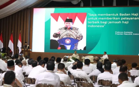 “Keragaman budaya kita dan kekayaan budaya kita ini saya sebut bukan hanya diversity, tapi mega diversity karena saya kira tidak ada negara lain yang kekayaan budayanya lebih hebat dari Indonesia,” ujar Fadli saat menyampaikan materi pada Retret Kepala Daerah 2025 di Lembah Tidar Akademi Militer (Akmil) Magelang, Jawa Tengah, Rabu (26/2/2025).