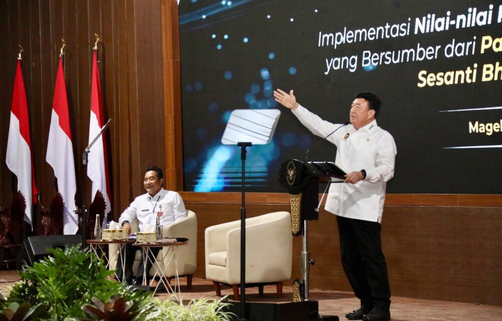 Stabilitas Politik Dan Keamanan Jadi Prasyarat Mutlak Majunya Sebuah Bangsa Teropongistana.com Magelang – Menteri Koordinator (Menko) Bidang Politik Dan Keamanan (Polkam) Budi Gunawan Berpesan Kepada Kepala Daerah Agar Betul-Betul Menjaga Stabilitas Politik Dan Keamanan Di Daerahnya Masing-Masing. Menurutnya, Hal Itu Menjadi Prasyarat Mutlak Bagi Kemajuan Bangsa, Utamanya Di Daerah. “Tanpa Stabilitas Politik Dan Keamanan, Pembangunan Ini Akan Terhambat Dan Upaya Untuk Meningkatkan Kesejahteraan Dan Pembangunan Nasional Ini Tidak Akan Dapat Berjalan Dengan Baik Dan Maksimal,” Ujar Menko Polkam Budi Gunawan Saat Menyampaikan Materi Pada Retret Kepala Daerah 2025 Di Lembah Tidar Akademi Militer (Akmil) Magelang, Jawa Tengah, Rabu (26/2/2025). Di Samping Itu, Kata Dia, Stabilitas Politik Dan Keamanan Juga Akan Mempermudah Peningkatan Pertumbuhan Ekonomi Yang Berkelanjutan. Dirinya Secara Khusus Mendorong Kepala Daerah Untuk Bekerja Sama Dan Menjalin Sinergi Dengan Berbagai Pihak, Khusunya Forum Koordinasi Pimpinan Daerah (Forkopimda). Selain Itu, Kepala Daerah Juga Diminta Untuk Bersinergi Dengan Jajaran Tni/Polri Untuk Dapat Mengimplementasikan Programnya Dengan Baik. Adapun Dalam Mengantisipasi Terjadinya Konflik Sosial Di Masyarakat, Menko Polkam Budi Gunawan Mendorong Daerah Untuk Melakukan Deteksi Dini. Ia Mengungkapkan, Saat Ini Implementasi Program Prioritas Presiden Prabowo Tengah Berada Di Jalan Yang Tepat. Hal Ini Khususnya Kebijakan Efisiensi Anggaran Yang Memacu Semua Pihak Untuk Mengembangkan Sumber-Sumber Pembiayaan Secara Mandiri. “Insyaallah Jika Kita Bisa Menjalankan Semua Ini, Atau Mengeksekusi Semua Program Prioritas Ini Dengan Baik Tentunya Kita Akan Mampu Berlari Menuju Indonesia Yang Maju Dan Sejahtera,” Imbuhnya. Di Sisi Lain, Menko Budi Menambahkan, Kepala Daerah Perlu Mendukung Kemudahan Investasi Di Daerah Masing-Masing. Berbagai Perizinan Di Sektor Usaha Didorong Agar Lebih Mudah, Cepat, Dan Transparan. Hal Ini Juga Akan Menjadi Kepastian Hukum Yang Mendorong Para Investor Berinvestasi. Ia Juga Berpesan, Peran Gubernur Sebagai Wakil Pemerintah Pusat Di Daerah Dapat Dimanfaatkan Kepala Daerah Untuk Mendukung Pelaksanaan Program Prioritas Nasional. Dalam Konteks Tersebut, Kepala Daerah Diminta Untuk Dapat Memastikan Segala Implementasi Program Pemerintah Dapat Dirasakan Langsung Oleh Rakyat. Oleh Karena Itu, Koordinasi Yang Baik Perlu Dibangun Antara Daerah Dengan Pusat Agar Kebijakan Itu Dapat Terlaksana Secara Maksimal. “Kepala Daerah Harus Aktif Berkoordinasi Dengan Pemerintah Pusat, Menjalankan Kebijakan Pusat Dengan Sepenuhnya Secara Bertanggung Jawab Dan Memastikan Program-Program Prioritas Tersebut Harus Berjalan Di Daerahnya, Serta Bekerja Sama Di Dalam Mengatasi Berbagai Hambatan-Hambatan Yang Terjadi,” Tandasnya.
