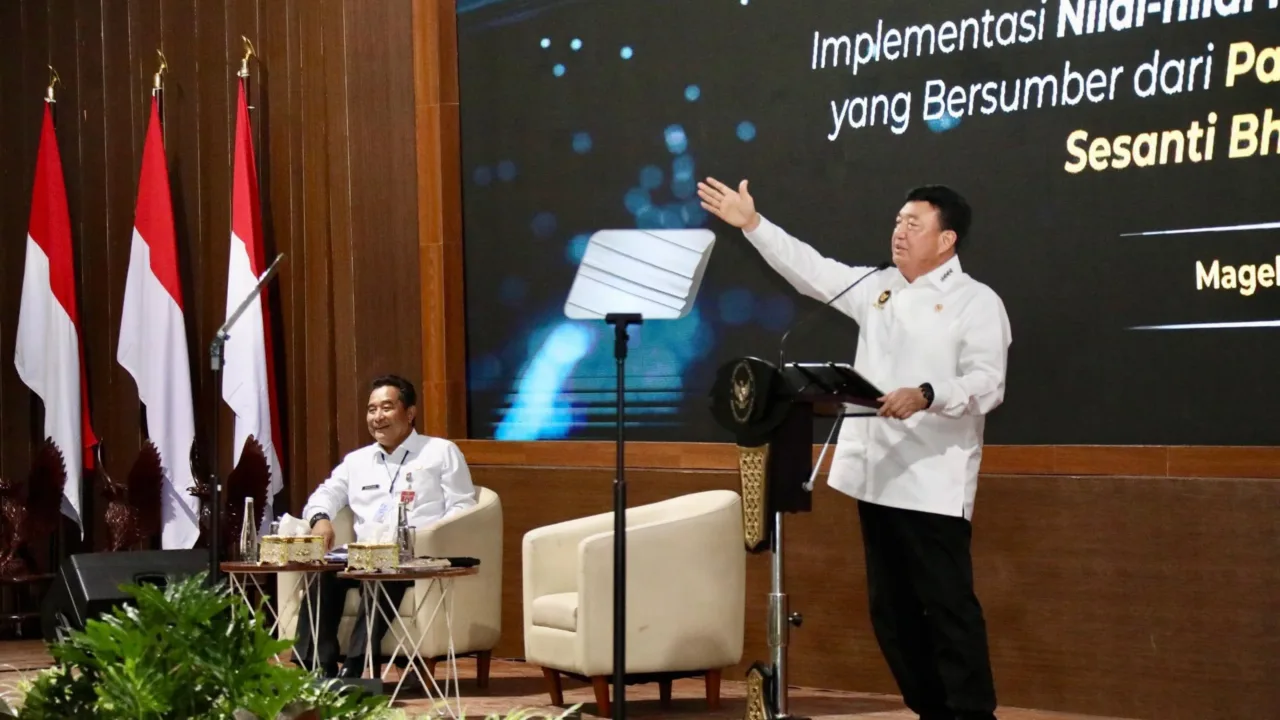 Stabilitas Politik dan Keamanan Jadi Prasyarat Mutlak Majunya Sebuah Bangsa Teropongistana.com Magelang – Menteri Koordinator (Menko) Bidang Politik dan Keamanan (Polkam) Budi Gunawan berpesan kepada kepala daerah agar betul-betul menjaga stabilitas politik dan keamanan di daerahnya masing-masing. Menurutnya, hal itu menjadi prasyarat mutlak bagi kemajuan bangsa, utamanya di daerah. “Tanpa stabilitas politik dan keamanan, pembangunan ini akan terhambat dan upaya untuk meningkatkan kesejahteraan dan pembangunan nasional ini tidak akan dapat berjalan dengan baik dan maksimal,” ujar Menko Polkam Budi Gunawan saat menyampaikan materi pada Retret Kepala Daerah 2025 di Lembah Tidar Akademi Militer (Akmil) Magelang, Jawa Tengah, Rabu (26/2/2025). Di samping itu, kata dia, stabilitas politik dan keamanan juga akan mempermudah peningkatan pertumbuhan ekonomi yang berkelanjutan. Dirinya secara khusus mendorong kepala daerah untuk bekerja sama dan menjalin sinergi dengan berbagai pihak, khusunya Forum Koordinasi Pimpinan Daerah (Forkopimda). Selain itu, kepala daerah juga diminta untuk bersinergi dengan jajaran TNI/Polri untuk dapat mengimplementasikan programnya dengan baik. Adapun dalam mengantisipasi terjadinya konflik sosial di masyarakat, Menko Polkam Budi Gunawan mendorong daerah untuk melakukan deteksi dini. Ia mengungkapkan, saat ini implementasi program prioritas Presiden Prabowo tengah berada di jalan yang tepat. Hal ini khususnya kebijakan efisiensi anggaran yang memacu semua pihak untuk mengembangkan sumber-sumber pembiayaan secara mandiri. “Insyaallah jika kita bisa menjalankan semua ini, atau mengeksekusi semua program prioritas ini dengan baik tentunya kita akan mampu berlari menuju Indonesia yang maju dan sejahtera,” imbuhnya. Di sisi lain, Menko Budi menambahkan, kepala daerah perlu mendukung kemudahan investasi di daerah masing-masing. Berbagai perizinan di sektor usaha didorong agar lebih mudah, cepat, dan transparan. Hal ini juga akan menjadi kepastian hukum yang mendorong para investor berinvestasi. Ia juga berpesan, peran gubernur sebagai wakil pemerintah pusat di daerah dapat dimanfaatkan kepala daerah untuk mendukung pelaksanaan program prioritas nasional. Dalam konteks tersebut, kepala daerah diminta untuk dapat memastikan segala implementasi program pemerintah dapat dirasakan langsung oleh rakyat. Oleh karena itu, koordinasi yang baik perlu dibangun antara daerah dengan pusat agar kebijakan itu dapat terlaksana secara maksimal. “Kepala daerah harus aktif berkoordinasi dengan pemerintah pusat, menjalankan kebijakan pusat dengan sepenuhnya secara bertanggung jawab dan memastikan program-program prioritas tersebut harus berjalan di daerahnya, serta bekerja sama di dalam mengatasi berbagai hambatan-hambatan yang terjadi,” tandasnya.