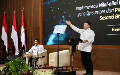 Stabilitas Politik dan Keamanan Jadi Prasyarat Mutlak Majunya Sebuah Bangsa Teropongistana.com Magelang – Menteri Koordinator (Menko) Bidang Politik dan Keamanan (Polkam) Budi Gunawan berpesan kepada kepala daerah agar betul-betul menjaga stabilitas politik dan keamanan di daerahnya masing-masing. Menurutnya, hal itu menjadi prasyarat mutlak bagi kemajuan bangsa, utamanya di daerah. “Tanpa stabilitas politik dan keamanan, pembangunan ini akan terhambat dan upaya untuk meningkatkan kesejahteraan dan pembangunan nasional ini tidak akan dapat berjalan dengan baik dan maksimal,” ujar Menko Polkam Budi Gunawan saat menyampaikan materi pada Retret Kepala Daerah 2025 di Lembah Tidar Akademi Militer (Akmil) Magelang, Jawa Tengah, Rabu (26/2/2025). Di samping itu, kata dia, stabilitas politik dan keamanan juga akan mempermudah peningkatan pertumbuhan ekonomi yang berkelanjutan. Dirinya secara khusus mendorong kepala daerah untuk bekerja sama dan menjalin sinergi dengan berbagai pihak, khusunya Forum Koordinasi Pimpinan Daerah (Forkopimda). Selain itu, kepala daerah juga diminta untuk bersinergi dengan jajaran TNI/Polri untuk dapat mengimplementasikan programnya dengan baik. Adapun dalam mengantisipasi terjadinya konflik sosial di masyarakat, Menko Polkam Budi Gunawan mendorong daerah untuk melakukan deteksi dini. Ia mengungkapkan, saat ini implementasi program prioritas Presiden Prabowo tengah berada di jalan yang tepat. Hal ini khususnya kebijakan efisiensi anggaran yang memacu semua pihak untuk mengembangkan sumber-sumber pembiayaan secara mandiri. “Insyaallah jika kita bisa menjalankan semua ini, atau mengeksekusi semua program prioritas ini dengan baik tentunya kita akan mampu berlari menuju Indonesia yang maju dan sejahtera,” imbuhnya. Di sisi lain, Menko Budi menambahkan, kepala daerah perlu mendukung kemudahan investasi di daerah masing-masing. Berbagai perizinan di sektor usaha didorong agar lebih mudah, cepat, dan transparan. Hal ini juga akan menjadi kepastian hukum yang mendorong para investor berinvestasi. Ia juga berpesan, peran gubernur sebagai wakil pemerintah pusat di daerah dapat dimanfaatkan kepala daerah untuk mendukung pelaksanaan program prioritas nasional. Dalam konteks tersebut, kepala daerah diminta untuk dapat memastikan segala implementasi program pemerintah dapat dirasakan langsung oleh rakyat. Oleh karena itu, koordinasi yang baik perlu dibangun antara daerah dengan pusat agar kebijakan itu dapat terlaksana secara maksimal. “Kepala daerah harus aktif berkoordinasi dengan pemerintah pusat, menjalankan kebijakan pusat dengan sepenuhnya secara bertanggung jawab dan memastikan program-program prioritas tersebut harus berjalan di daerahnya, serta bekerja sama di dalam mengatasi berbagai hambatan-hambatan yang terjadi,” tandasnya.