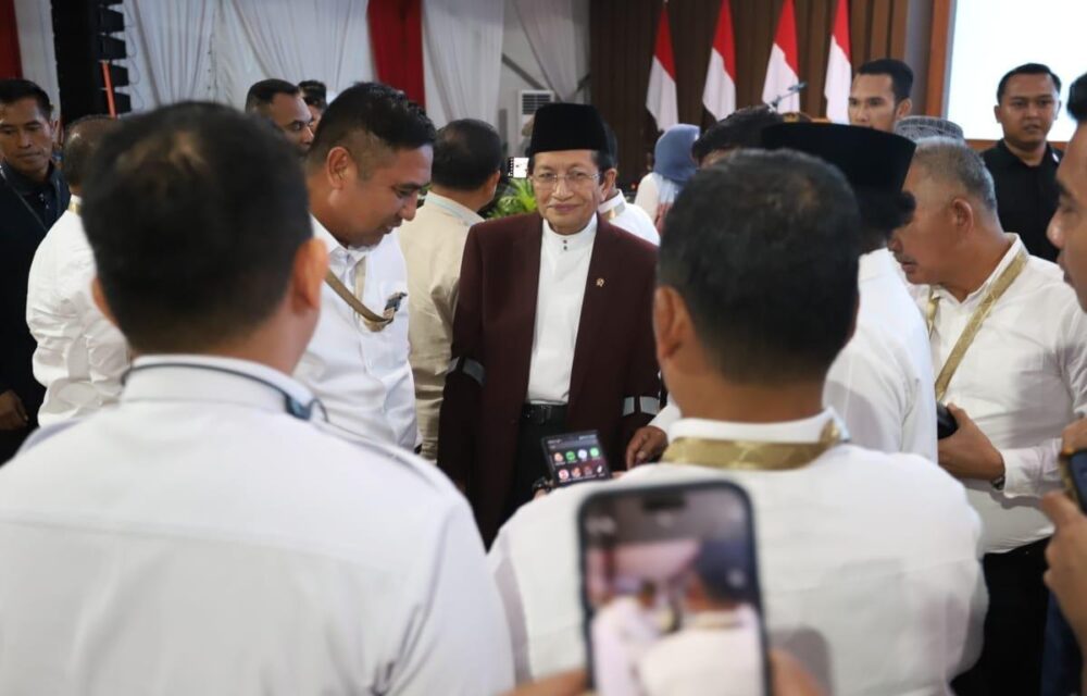 Menag Nasaruddin Ingatkan Kepala Daerah Rawat Kerukunan Umat Beragama Teropongistana.com Magelang – Menteri Agama (Menag) Nasaruddin Umar Mengingatkan Para Kepala Daerah Agar Mampu Merawat Kerukunan Umat Beragama. Menurutnya, Kerukunan Umat Beragama Merupakan Kontributor Penting Dalam Menjaga Perdamaian Di Indonesia. Terlebih Indonesia Merupakan Negara Yang Paling Plural, Sehingga Persatuan Perlu Terus Dijaga. “Jadi Kalau Umat Beragama Ini Rukun Bapak-Ibu Sekalian, Tidak Ada Kekuatan Mana Pun Yang Bisa Mengacak-Acak Indonesia, Di Sinilah Pentingnya Kementerian Agama,” Jelasnya Saat Menjadi Pembicara Pada Retret Pembekalan Kepala Daerah Yang Berlangsung Di Lembah Tidar Akademi Militer (Akmil) Magelang, Jawa Tengah, Rabu (26/2/2025). Lebih Lanjut, Dirinya Mengingatkan Para Kepala Daerah Agar Dapat Mendukung Keberadaan Forum Kerukunan Umat Beragama (Fkub). Isu-Isu Keagamaan Yang Berkembang Perlu Menjadi Perhatian Bagi Para Kepala Daerah. Dia Menegaskan Pentingnya Menjaga Perdamaian. Sebab Tanpa Perdamaian, Angka Pertumbuhan Ekonomi Menjadi Tidak Ada Artinya. Namun Apabila Perdamaian Dapat Dijaga, Pertumbuhan Ekonomi Tersebut Dapat Dirasakan Secara Optimal Oleh Masyarakat. “Makanya Itu Bapak Pimpinan Daerah Itu Sangat-Sangat Penting Memberikan Perhatian Khusus Terhadap Fenomena Konflik Yang Berbasis Keagamaan Ini,” Jelasnya. Selain Itu, Nasaruddin Mengingatkan, Penanganan Konflik Keagamaan Membutuhkan Langkah Yang Cepat. Penanganan Yang Lambat Akan Membuat Konflik Itu Semakin Besar Secara Cepat. “Makanya Itu Saya Mohon Betul 100 Hari Pertama (Masa Jabatan Kepala Daerah) Ini, Mari Kita Betul-Betul Membuat Satu Tradisi Baru Dalam Lingkungan Kita [Bagaimana Merespons Berbagai Persoalan],” Terangnya. Selain Itu, Dirinya Menekankan Pentingnya Belajar Dari Para Pendiri Bangsa Dalam Menjaga Kerukunan Umat Beragama. “Luar Biasa Founding Fathers Kita, Maka Itu Kita Harus Belajar Kearifan Dari Mereka,” Tandasnya.