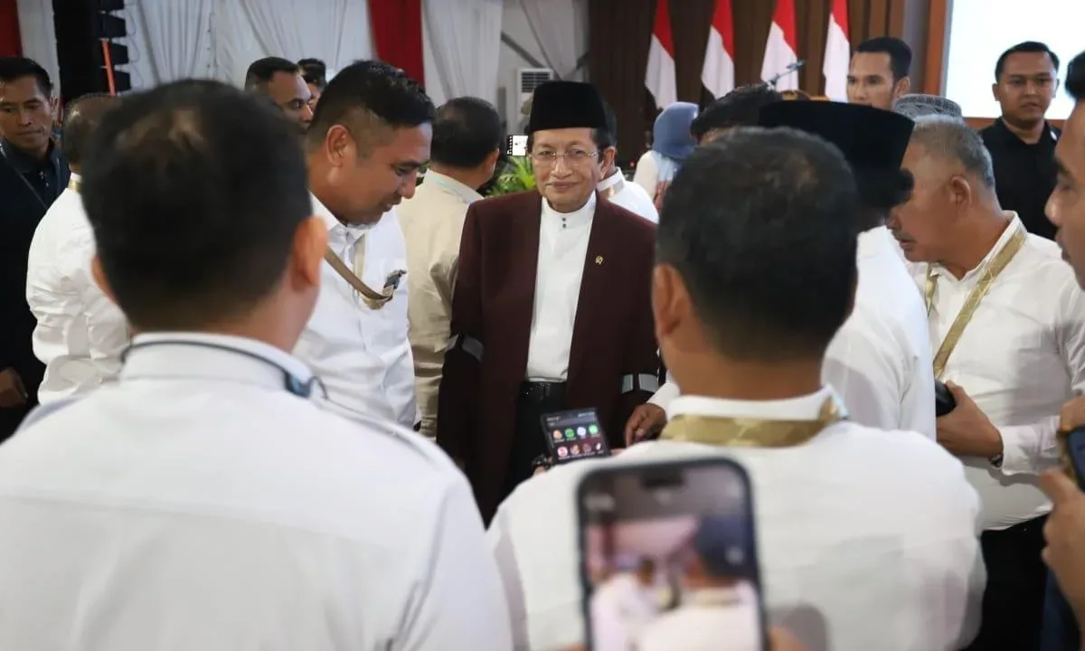 Menag Nasaruddin Ingatkan Kepala Daerah Rawat Kerukunan Umat Beragama Teropongistana.com Magelang – Menteri Agama (Menag) Nasaruddin Umar mengingatkan para kepala daerah agar mampu merawat kerukunan umat beragama. Menurutnya, kerukunan umat beragama merupakan kontributor penting dalam menjaga perdamaian di Indonesia. Terlebih Indonesia merupakan negara yang paling plural, sehingga persatuan perlu terus dijaga. “Jadi kalau umat beragama ini rukun Bapak-Ibu sekalian, tidak ada kekuatan mana pun yang bisa mengacak-acak Indonesia, Di sinilah pentingnya Kementerian Agama,” jelasnya saat menjadi pembicara pada Retret Pembekalan Kepala Daerah yang berlangsung di Lembah Tidar Akademi Militer (Akmil) Magelang, Jawa Tengah, Rabu (26/2/2025). Lebih lanjut, dirinya mengingatkan para kepala daerah agar dapat mendukung keberadaan Forum Kerukunan Umat Beragama (FKUB). Isu-isu keagamaan yang berkembang perlu menjadi perhatian bagi para kepala daerah. Dia menegaskan pentingnya menjaga perdamaian. Sebab tanpa perdamaian, angka pertumbuhan ekonomi menjadi tidak ada artinya. Namun apabila perdamaian dapat dijaga, pertumbuhan ekonomi tersebut dapat dirasakan secara optimal oleh masyarakat. “Makanya itu Bapak pimpinan daerah itu sangat-sangat penting memberikan perhatian khusus terhadap fenomena konflik yang berbasis keagamaan ini,” jelasnya. Selain itu, Nasaruddin mengingatkan, penanganan konflik keagamaan membutuhkan langkah yang cepat. Penanganan yang lambat akan membuat konflik itu semakin besar secara cepat. “Makanya itu saya mohon betul 100 hari pertama (masa jabatan kepala daerah) ini, mari kita betul-betul membuat satu tradisi baru dalam lingkungan kita [bagaimana merespons berbagai persoalan],” terangnya. Selain itu, dirinya menekankan pentingnya belajar dari para pendiri bangsa dalam menjaga kerukunan umat beragama. “Luar biasa founding fathers kita, maka itu kita harus belajar kearifan dari mereka,” tandasnya.
