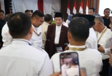 Menag Nasaruddin Ingatkan Kepala Daerah Rawat Kerukunan Umat Beragama Teropongistana.com Magelang – Menteri Agama (Menag) Nasaruddin Umar Mengingatkan Para Kepala Daerah Agar Mampu Merawat Kerukunan Umat Beragama. Menurutnya, Kerukunan Umat Beragama Merupakan Kontributor Penting Dalam Menjaga Perdamaian Di Indonesia. Terlebih Indonesia Merupakan Negara Yang Paling Plural, Sehingga Persatuan Perlu Terus Dijaga. “Jadi Kalau Umat Beragama Ini Rukun Bapak-Ibu Sekalian, Tidak Ada Kekuatan Mana Pun Yang Bisa Mengacak-Acak Indonesia, Di Sinilah Pentingnya Kementerian Agama,” Jelasnya Saat Menjadi Pembicara Pada Retret Pembekalan Kepala Daerah Yang Berlangsung Di Lembah Tidar Akademi Militer (Akmil) Magelang, Jawa Tengah, Rabu (26/2/2025). Lebih Lanjut, Dirinya Mengingatkan Para Kepala Daerah Agar Dapat Mendukung Keberadaan Forum Kerukunan Umat Beragama (Fkub). Isu-Isu Keagamaan Yang Berkembang Perlu Menjadi Perhatian Bagi Para Kepala Daerah. Dia Menegaskan Pentingnya Menjaga Perdamaian. Sebab Tanpa Perdamaian, Angka Pertumbuhan Ekonomi Menjadi Tidak Ada Artinya. Namun Apabila Perdamaian Dapat Dijaga, Pertumbuhan Ekonomi Tersebut Dapat Dirasakan Secara Optimal Oleh Masyarakat. “Makanya Itu Bapak Pimpinan Daerah Itu Sangat-Sangat Penting Memberikan Perhatian Khusus Terhadap Fenomena Konflik Yang Berbasis Keagamaan Ini,” Jelasnya. Selain Itu, Nasaruddin Mengingatkan, Penanganan Konflik Keagamaan Membutuhkan Langkah Yang Cepat. Penanganan Yang Lambat Akan Membuat Konflik Itu Semakin Besar Secara Cepat. “Makanya Itu Saya Mohon Betul 100 Hari Pertama (Masa Jabatan Kepala Daerah) Ini, Mari Kita Betul-Betul Membuat Satu Tradisi Baru Dalam Lingkungan Kita [Bagaimana Merespons Berbagai Persoalan],” Terangnya. Selain Itu, Dirinya Menekankan Pentingnya Belajar Dari Para Pendiri Bangsa Dalam Menjaga Kerukunan Umat Beragama. “Luar Biasa Founding Fathers Kita, Maka Itu Kita Harus Belajar Kearifan Dari Mereka,” Tandasnya.