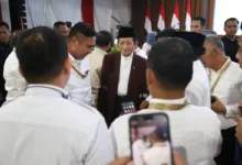 Menag Nasaruddin Ingatkan Kepala Daerah Rawat Kerukunan Umat Beragama Teropongistana.com Magelang – Menteri Agama (Menag) Nasaruddin Umar mengingatkan para kepala daerah agar mampu merawat kerukunan umat beragama. Menurutnya, kerukunan umat beragama merupakan kontributor penting dalam menjaga perdamaian di Indonesia. Terlebih Indonesia merupakan negara yang paling plural, sehingga persatuan perlu terus dijaga. “Jadi kalau umat beragama ini rukun Bapak-Ibu sekalian, tidak ada kekuatan mana pun yang bisa mengacak-acak Indonesia, Di sinilah pentingnya Kementerian Agama,” jelasnya saat menjadi pembicara pada Retret Pembekalan Kepala Daerah yang berlangsung di Lembah Tidar Akademi Militer (Akmil) Magelang, Jawa Tengah, Rabu (26/2/2025). Lebih lanjut, dirinya mengingatkan para kepala daerah agar dapat mendukung keberadaan Forum Kerukunan Umat Beragama (FKUB). Isu-isu keagamaan yang berkembang perlu menjadi perhatian bagi para kepala daerah. Dia menegaskan pentingnya menjaga perdamaian. Sebab tanpa perdamaian, angka pertumbuhan ekonomi menjadi tidak ada artinya. Namun apabila perdamaian dapat dijaga, pertumbuhan ekonomi tersebut dapat dirasakan secara optimal oleh masyarakat. “Makanya itu Bapak pimpinan daerah itu sangat-sangat penting memberikan perhatian khusus terhadap fenomena konflik yang berbasis keagamaan ini,” jelasnya. Selain itu, Nasaruddin mengingatkan, penanganan konflik keagamaan membutuhkan langkah yang cepat. Penanganan yang lambat akan membuat konflik itu semakin besar secara cepat. “Makanya itu saya mohon betul 100 hari pertama (masa jabatan kepala daerah) ini, mari kita betul-betul membuat satu tradisi baru dalam lingkungan kita [bagaimana merespons berbagai persoalan],” terangnya. Selain itu, dirinya menekankan pentingnya belajar dari para pendiri bangsa dalam menjaga kerukunan umat beragama. “Luar biasa founding fathers kita, maka itu kita harus belajar kearifan dari mereka,” tandasnya.