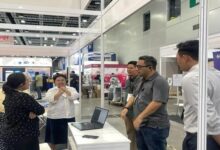 Malaysia Gandeng Delapan Perusahaan Di Pernas International Franchise Festival 2025 Teropongistana.com Kuala Lumpur  – Indonesia Turut Serta Untuk Pertama Kalinya Dalam Pameran Waralaba Di Malaysia, Yaitu Pernas International Franchise Festival (Piff) 2025 Pada 7—9 Februari 2025 Di Kuala Lumpur Convention Center, Kuala Lumpur, Malaysia. Partisipasi Indonesia Pada Pameran Ini Difasilitasi Kementerian Perdagangan Ri Dan Kedutaan Besar Republik Indonesia (Kbri) Kuala Lumpur Melalui Atase Perdagangan (Atdag) Kuala Lumpur, Sebagai Upaya Memperkuat Ekspansi Bisnis Waralaba Indonesia Di Malaysia Dan Kawasan Asia Tenggara. Atdag Kuala Lumpur Aziza Rahmaniar Mengatakan, Keikutsertaan Indonesia Dalam Piff 2025 Menunjukkan Komitmen Kemendag Ri Dalam Mengembangkan Industri Waralaba Sekaligus Memperluas Peluang Ekspansi Ke Pasar Internasional. “Partisipasi Indonesia Dalam Piff 2025 Merupakan Komitmen Kementerian Perdagangan Ri Dalam Memperkenalkan Lebih Banyak Produk Unggulan Indonesia Yang Memiliki Daya Saing Tinggi. Kemudian, Membuka Peluang Kerja Sama Dengan Mitra Potensial Di Bisnis Waralaba Khususnya Di Malaysia,” Ujar Aziza. Kemendag Ri Menghadirkan Paviliun Indonesia Yang Menampilkan Delapan Perusahaan Waralaba Indonesia Hasil Kurasi Direktorat Pengembangan Ekspor Jasa Dan Produk Kreatif, Ditjen Pengembangan Ekspor Nasional Kemendag Ri. Selama Tiga Hari Pelaksanaan Piff 2025, Tercatat Total Transaksi Potensial Paviliun Indonesia Mencapai Usd 1 Juta Atau Sekitar Rp16 Miliar. Dari Delapan Perusahaan Waralaba, Enam Di Antaranya Bergerak Di Sektor Kuliner, Yaitu Pt Baba Rafi Internasional, Pt Magfood Amazy Internasional, Pt Juara Roti Indonesia, Pt Esteh Indonesia Makmur, Pt Naga Jaya Sejahtera Indonesia, Dan Pt Batavia Sejahtera Indonesia. Sementara Itu, Dua Lainnya Bergerak Di Sektor Pendidikan, Yaitu Pt Mitra Indonesia Cerdas Dan Pt Leit Utama Indonesia. Menurut Aziza, Piff 2025 Berhasil Memberi Momentum Bagi Dua Perusahaan Waralaba, Yakni Pt Baba Rafi Dan Pt Magfood Amazy Internasional, Untuk Melanjutkan Operasi Di Malaysia Dengan Tambahan Mitra Baru Setelah Terhenti Akibat Pandemi Covid-19. Hasil Ini Menjadi Langkah Positif Dalam Pemulihan Industri Waralaba Akibat Pandemi. Selain Itu, Piff 2025 Juga Berhasil Membawa Pt Mitra Indonesia Cerdas, Yang Bergerak Di Sektor Waralaba Pendidikan, Untuk Memulai Proyek Percontohan Bersama Mitra Lokal Di Malaysia Pada April 2025 Mendatang. Selain Memfasilitasi Partisipasi Untuk Piff 2025, Atdag Kuala Lumpur Turut Memfasilitasi Pertemuan Bisnis Antara Peserta Pameran Dari Indonesia Dan Pernas Berhad Pada Sabtu, (8/2) Di Paviliun Indonesia. Upaya Ini Bertujuan Untuk Memberi Wawasan Lebih Luas Kepada Pelaku Usaha Waralaba Indonesia Tentang Regulasi Waralaba Di Malaysia. Pertemuan Ini Juga Dapat Membuka Penjajakan Kolaborasi Waralaba Indonesia Dengan Investor Dan Mitra Lokal. Sebagai Tindak Lanjut Dari Piff 2025, Kemendag Akan Mengadakan Pertemuan Secara Daring Yang Diikuti Para Peserta Pameran Di Paviliun Indonesia, Pernas Berhad, Dan Mfa. Tujuannya, Untuk Mengadakan Asistensi Pendaftaran Usaha Waralaba Indonesia Di Malaysia. Menurut Aziza, Malaysia Sangat Berpotensi Menjadi Negara Tujuan Ekspansi Waralaba Indonesia. Diaspora Indonesia Yang Jumlahnya Banyak Dan Tersebar Luas Di Malaysia Dapat Memanfaatkan Keberadaan Waralaba Indonesia Dalam Keseharian Mereka. Sebagai Contoh, Dari Sisi Kuliner, Kehadiran Waralaba Kuliner Indonesia Dapat Memenuhi Keinginan Diaspora Indonesia Untuk Menikmati Cita Rasa Khas Tanah Air. Selain Itu, Banyak Warga Malaysia Yang Pernah Berkunjung Ke Indonesia Ingin Menikmati Kembali Masakan Indonesia Di Malaysia. Hal Tersebut Menunjukkan Adanya Permintaan Yang Dapat Diakomodasi Waralaba Indonesia Dengan Membawa Produk-Produk Indonesia Ke Pasar Malaysia. “Permintaan Yang Tinggi Ini Tentunya Membuka Peluang Besar Bagi Pelaku Usaha Waralaba Indonesia Untuk Memperkenalkan Dan Memperluas Jangkauan Produk Indonesia Di Pasar Malaysia, Khususnya Sektor Kuliner,” Ungkap Aziza. Dalam Piff 2025, Sebanyak 163 Peserta Pameran Turut Andil, Baik Dari Indonesia, Malaysia Maupun Negara Lainnya Seperti Jerman, Taiwan, Tiongkok, Dan Vietnam. Pameran Ini Juga Dihadiri Lebih Dari 16.000 Pengunjung. Piff 2025 Diselenggarakan Pernas Berhad, Sebuah Lembaga Yang Membina Serta Mendanai Pengembangan Industri Waralaba Di Malaysia. Pada 2024, Total Perdagangan Indonesia Dengan Malaysia Mencapai Usd 22,94 Miliar. Ekspor Indonesia Ke Malaysia Tercatat Sebesar Usd 12,02 Miliar Dan Impor Indonesia Dari Malaysia Usd 10,92 Miliar. Dengan Demikian, Indonesia Surplus Neraca Perdagangan Terhadap Malaysia Sebesar Usd 1,11 Miliar.