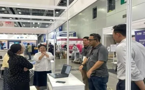 Malaysia Gandeng Delapan Perusahaan di PERNAS International Franchise Festival 2025 Teropongistana.com Kuala Lumpur – Indonesia turut serta untuk pertama kalinya dalam pameran waralaba di Malaysia, yaitu PERNAS International Franchise Festival (PIFF) 2025 pada 7—9 Februari 2025 di Kuala Lumpur Convention Center, Kuala Lumpur, Malaysia. Partisipasi Indonesia pada pameran ini difasilitasi Kementerian Perdagangan RI dan Kedutaan Besar Republik Indonesia (KBRI) Kuala Lumpur melalui Atase Perdagangan (Atdag) Kuala Lumpur, sebagai upaya memperkuat ekspansi bisnis waralaba Indonesia di Malaysia dan kawasan Asia Tenggara. Atdag Kuala Lumpur Aziza Rahmaniar mengatakan, keikutsertaan Indonesia dalam PIFF 2025 menunjukkan komitmen Kemendag RI dalam mengembangkan industri waralaba sekaligus memperluas peluang ekspansi ke pasar internasional. “Partisipasi Indonesia dalam PIFF 2025 merupakan komitmen Kementerian Perdagangan RI dalam memperkenalkan lebih banyak produk unggulan Indonesia yang memiliki daya saing tinggi. Kemudian, membuka peluang kerja sama dengan mitra potensial di bisnis waralaba khususnya di Malaysia,” ujar Aziza. Kemendag RI menghadirkan Paviliun Indonesia yang menampilkan delapan perusahaan waralaba Indonesia hasil kurasi Direktorat Pengembangan Ekspor Jasa dan Produk Kreatif, Ditjen Pengembangan Ekspor Nasional Kemendag RI. Selama tiga hari pelaksanaan PIFF 2025, tercatat total transaksi potensial Paviliun Indonesia mencapai USD 1 juta atau sekitar Rp16 miliar. Dari delapan perusahaan waralaba, enam di antaranya bergerak di sektor kuliner, yaitu PT Baba Rafi Internasional, PT Magfood Amazy Internasional, PT Juara Roti Indonesia, PT Esteh Indonesia Makmur, PT Naga Jaya Sejahtera Indonesia, dan PT Batavia Sejahtera Indonesia. Sementara itu, dua lainnya bergerak di sektor pendidikan, yaitu PT Mitra Indonesia Cerdas dan PT LEIT Utama Indonesia. Menurut Aziza, PIFF 2025 berhasil memberi momentum bagi dua perusahaan waralaba, yakni PT Baba Rafi dan PT Magfood Amazy Internasional, untuk melanjutkan operasi di Malaysia dengan tambahan mitra baru setelah terhenti akibat pandemi Covid-19. Hasil ini menjadi langkah positif dalam pemulihan industri waralaba akibat pandemi. Selain itu, PIFF 2025 juga berhasil membawa PT Mitra Indonesia Cerdas, yang bergerak di sektor waralaba pendidikan, untuk memulai proyek percontohan bersama mitra lokal di Malaysia pada April 2025 mendatang. Selain memfasilitasi partisipasi untuk PIFF 2025, Atdag Kuala Lumpur turut memfasilitasi pertemuan bisnis antara peserta pameran dari Indonesia dan PERNAS Berhad pada Sabtu, (8/2) di Paviliun Indonesia. Upaya ini bertujuan untuk memberi wawasan lebih luas kepada pelaku usaha waralaba Indonesia tentang regulasi waralaba di Malaysia. Pertemuan ini juga dapat membuka penjajakan kolaborasi waralaba Indonesia dengan investor dan mitra lokal. Sebagai tindak lanjut dari PIFF 2025, Kemendag akan mengadakan pertemuan secara daring yang diikuti para peserta pameran di Paviliun Indonesia, PERNAS Berhad, dan MFA. Tujuannya, untuk mengadakan asistensi pendaftaran usaha waralaba Indonesia di Malaysia. Menurut Aziza, Malaysia sangat berpotensi menjadi negara tujuan ekspansi waralaba Indonesia. Diaspora Indonesia yang jumlahnya banyak dan tersebar luas di Malaysia dapat memanfaatkan keberadaan waralaba Indonesia dalam keseharian mereka. Sebagai contoh, dari sisi kuliner, kehadiran waralaba kuliner Indonesia dapat memenuhi keinginan diaspora Indonesia untuk menikmati cita rasa khas tanah air. Selain itu, banyak warga Malaysia yang pernah berkunjung ke Indonesia ingin menikmati kembali masakan Indonesia di Malaysia. Hal tersebut menunjukkan adanya permintaan yang dapat diakomodasi waralaba Indonesia dengan membawa produk-produk Indonesia ke pasar Malaysia. “Permintaan yang tinggi ini tentunya membuka peluang besar bagi pelaku usaha waralaba Indonesia untuk memperkenalkan dan memperluas jangkauan produk Indonesia di pasar Malaysia, khususnya sektor kuliner,” ungkap Aziza. Dalam PIFF 2025, sebanyak 163 peserta pameran turut andil, baik dari Indonesia, Malaysia maupun negara lainnya seperti Jerman, Taiwan, Tiongkok, dan Vietnam. Pameran ini juga dihadiri lebih dari 16.000 pengunjung. PIFF 2025 diselenggarakan PERNAS Berhad, sebuah lembaga yang membina serta mendanai pengembangan industri waralaba di Malaysia. Pada 2024, total perdagangan Indonesia dengan Malaysia mencapai USD 22,94 miliar. Ekspor Indonesia ke Malaysia tercatat sebesar USD 12,02 miliar dan impor Indonesia dari Malaysia USD 10,92 miliar. Dengan demikian, Indonesia surplus neraca perdagangan terhadap Malaysia sebesar USD 1,11 miliar.