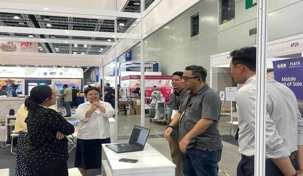 Malaysia Gandeng Delapan Perusahaan Di Pernas International Franchise Festival 2025 Teropongistana.com Kuala Lumpur  – Indonesia Turut Serta Untuk Pertama Kalinya Dalam Pameran Waralaba Di Malaysia, Yaitu Pernas International Franchise Festival (Piff) 2025 Pada 7—9 Februari 2025 Di Kuala Lumpur Convention Center, Kuala Lumpur, Malaysia. Partisipasi Indonesia Pada Pameran Ini Difasilitasi Kementerian Perdagangan Ri Dan Kedutaan Besar Republik Indonesia (Kbri) Kuala Lumpur Melalui Atase Perdagangan (Atdag) Kuala Lumpur, Sebagai Upaya Memperkuat Ekspansi Bisnis Waralaba Indonesia Di Malaysia Dan Kawasan Asia Tenggara. Atdag Kuala Lumpur Aziza Rahmaniar Mengatakan, Keikutsertaan Indonesia Dalam Piff 2025 Menunjukkan Komitmen Kemendag Ri Dalam Mengembangkan Industri Waralaba Sekaligus Memperluas Peluang Ekspansi Ke Pasar Internasional. “Partisipasi Indonesia Dalam Piff 2025 Merupakan Komitmen Kementerian Perdagangan Ri Dalam Memperkenalkan Lebih Banyak Produk Unggulan Indonesia Yang Memiliki Daya Saing Tinggi. Kemudian, Membuka Peluang Kerja Sama Dengan Mitra Potensial Di Bisnis Waralaba Khususnya Di Malaysia,” Ujar Aziza. Kemendag Ri Menghadirkan Paviliun Indonesia Yang Menampilkan Delapan Perusahaan Waralaba Indonesia Hasil Kurasi Direktorat Pengembangan Ekspor Jasa Dan Produk Kreatif, Ditjen Pengembangan Ekspor Nasional Kemendag Ri. Selama Tiga Hari Pelaksanaan Piff 2025, Tercatat Total Transaksi Potensial Paviliun Indonesia Mencapai Usd 1 Juta Atau Sekitar Rp16 Miliar. Dari Delapan Perusahaan Waralaba, Enam Di Antaranya Bergerak Di Sektor Kuliner, Yaitu Pt Baba Rafi Internasional, Pt Magfood Amazy Internasional, Pt Juara Roti Indonesia, Pt Esteh Indonesia Makmur, Pt Naga Jaya Sejahtera Indonesia, Dan Pt Batavia Sejahtera Indonesia. Sementara Itu, Dua Lainnya Bergerak Di Sektor Pendidikan, Yaitu Pt Mitra Indonesia Cerdas Dan Pt Leit Utama Indonesia. Menurut Aziza, Piff 2025 Berhasil Memberi Momentum Bagi Dua Perusahaan Waralaba, Yakni Pt Baba Rafi Dan Pt Magfood Amazy Internasional, Untuk Melanjutkan Operasi Di Malaysia Dengan Tambahan Mitra Baru Setelah Terhenti Akibat Pandemi Covid-19. Hasil Ini Menjadi Langkah Positif Dalam Pemulihan Industri Waralaba Akibat Pandemi. Selain Itu, Piff 2025 Juga Berhasil Membawa Pt Mitra Indonesia Cerdas, Yang Bergerak Di Sektor Waralaba Pendidikan, Untuk Memulai Proyek Percontohan Bersama Mitra Lokal Di Malaysia Pada April 2025 Mendatang. Selain Memfasilitasi Partisipasi Untuk Piff 2025, Atdag Kuala Lumpur Turut Memfasilitasi Pertemuan Bisnis Antara Peserta Pameran Dari Indonesia Dan Pernas Berhad Pada Sabtu, (8/2) Di Paviliun Indonesia. Upaya Ini Bertujuan Untuk Memberi Wawasan Lebih Luas Kepada Pelaku Usaha Waralaba Indonesia Tentang Regulasi Waralaba Di Malaysia. Pertemuan Ini Juga Dapat Membuka Penjajakan Kolaborasi Waralaba Indonesia Dengan Investor Dan Mitra Lokal. Sebagai Tindak Lanjut Dari Piff 2025, Kemendag Akan Mengadakan Pertemuan Secara Daring Yang Diikuti Para Peserta Pameran Di Paviliun Indonesia, Pernas Berhad, Dan Mfa. Tujuannya, Untuk Mengadakan Asistensi Pendaftaran Usaha Waralaba Indonesia Di Malaysia. Menurut Aziza, Malaysia Sangat Berpotensi Menjadi Negara Tujuan Ekspansi Waralaba Indonesia. Diaspora Indonesia Yang Jumlahnya Banyak Dan Tersebar Luas Di Malaysia Dapat Memanfaatkan Keberadaan Waralaba Indonesia Dalam Keseharian Mereka. Sebagai Contoh, Dari Sisi Kuliner, Kehadiran Waralaba Kuliner Indonesia Dapat Memenuhi Keinginan Diaspora Indonesia Untuk Menikmati Cita Rasa Khas Tanah Air. Selain Itu, Banyak Warga Malaysia Yang Pernah Berkunjung Ke Indonesia Ingin Menikmati Kembali Masakan Indonesia Di Malaysia. Hal Tersebut Menunjukkan Adanya Permintaan Yang Dapat Diakomodasi Waralaba Indonesia Dengan Membawa Produk-Produk Indonesia Ke Pasar Malaysia. “Permintaan Yang Tinggi Ini Tentunya Membuka Peluang Besar Bagi Pelaku Usaha Waralaba Indonesia Untuk Memperkenalkan Dan Memperluas Jangkauan Produk Indonesia Di Pasar Malaysia, Khususnya Sektor Kuliner,” Ungkap Aziza. Dalam Piff 2025, Sebanyak 163 Peserta Pameran Turut Andil, Baik Dari Indonesia, Malaysia Maupun Negara Lainnya Seperti Jerman, Taiwan, Tiongkok, Dan Vietnam. Pameran Ini Juga Dihadiri Lebih Dari 16.000 Pengunjung. Piff 2025 Diselenggarakan Pernas Berhad, Sebuah Lembaga Yang Membina Serta Mendanai Pengembangan Industri Waralaba Di Malaysia. Pada 2024, Total Perdagangan Indonesia Dengan Malaysia Mencapai Usd 22,94 Miliar. Ekspor Indonesia Ke Malaysia Tercatat Sebesar Usd 12,02 Miliar Dan Impor Indonesia Dari Malaysia Usd 10,92 Miliar. Dengan Demikian, Indonesia Surplus Neraca Perdagangan Terhadap Malaysia Sebesar Usd 1,11 Miliar.