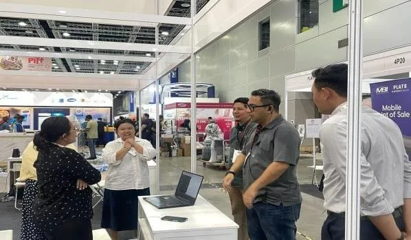 Malaysia Gandeng Delapan Perusahaan di PERNAS International Franchise Festival 2025 Teropongistana.com Kuala Lumpur – Indonesia turut serta untuk pertama kalinya dalam pameran waralaba di Malaysia, yaitu PERNAS International Franchise Festival (PIFF) 2025 pada 7—9 Februari 2025 di Kuala Lumpur Convention Center, Kuala Lumpur, Malaysia. Partisipasi Indonesia pada pameran ini difasilitasi Kementerian Perdagangan RI dan Kedutaan Besar Republik Indonesia (KBRI) Kuala Lumpur melalui Atase Perdagangan (Atdag) Kuala Lumpur, sebagai upaya memperkuat ekspansi bisnis waralaba Indonesia di Malaysia dan kawasan Asia Tenggara. Atdag Kuala Lumpur Aziza Rahmaniar mengatakan, keikutsertaan Indonesia dalam PIFF 2025 menunjukkan komitmen Kemendag RI dalam mengembangkan industri waralaba sekaligus memperluas peluang ekspansi ke pasar internasional. “Partisipasi Indonesia dalam PIFF 2025 merupakan komitmen Kementerian Perdagangan RI dalam memperkenalkan lebih banyak produk unggulan Indonesia yang memiliki daya saing tinggi. Kemudian, membuka peluang kerja sama dengan mitra potensial di bisnis waralaba khususnya di Malaysia,” ujar Aziza. Kemendag RI menghadirkan Paviliun Indonesia yang menampilkan delapan perusahaan waralaba Indonesia hasil kurasi Direktorat Pengembangan Ekspor Jasa dan Produk Kreatif, Ditjen Pengembangan Ekspor Nasional Kemendag RI. Selama tiga hari pelaksanaan PIFF 2025, tercatat total transaksi potensial Paviliun Indonesia mencapai USD 1 juta atau sekitar Rp16 miliar. Dari delapan perusahaan waralaba, enam di antaranya bergerak di sektor kuliner, yaitu PT Baba Rafi Internasional, PT Magfood Amazy Internasional, PT Juara Roti Indonesia, PT Esteh Indonesia Makmur, PT Naga Jaya Sejahtera Indonesia, dan PT Batavia Sejahtera Indonesia. Sementara itu, dua lainnya bergerak di sektor pendidikan, yaitu PT Mitra Indonesia Cerdas dan PT LEIT Utama Indonesia. Menurut Aziza, PIFF 2025 berhasil memberi momentum bagi dua perusahaan waralaba, yakni PT Baba Rafi dan PT Magfood Amazy Internasional, untuk melanjutkan operasi di Malaysia dengan tambahan mitra baru setelah terhenti akibat pandemi Covid-19. Hasil ini menjadi langkah positif dalam pemulihan industri waralaba akibat pandemi. Selain itu, PIFF 2025 juga berhasil membawa PT Mitra Indonesia Cerdas, yang bergerak di sektor waralaba pendidikan, untuk memulai proyek percontohan bersama mitra lokal di Malaysia pada April 2025 mendatang. Selain memfasilitasi partisipasi untuk PIFF 2025, Atdag Kuala Lumpur turut memfasilitasi pertemuan bisnis antara peserta pameran dari Indonesia dan PERNAS Berhad pada Sabtu, (8/2) di Paviliun Indonesia. Upaya ini bertujuan untuk memberi wawasan lebih luas kepada pelaku usaha waralaba Indonesia tentang regulasi waralaba di Malaysia. Pertemuan ini juga dapat membuka penjajakan kolaborasi waralaba Indonesia dengan investor dan mitra lokal. Sebagai tindak lanjut dari PIFF 2025, Kemendag akan mengadakan pertemuan secara daring yang diikuti para peserta pameran di Paviliun Indonesia, PERNAS Berhad, dan MFA. Tujuannya, untuk mengadakan asistensi pendaftaran usaha waralaba Indonesia di Malaysia. Menurut Aziza, Malaysia sangat berpotensi menjadi negara tujuan ekspansi waralaba Indonesia. Diaspora Indonesia yang jumlahnya banyak dan tersebar luas di Malaysia dapat memanfaatkan keberadaan waralaba Indonesia dalam keseharian mereka. Sebagai contoh, dari sisi kuliner, kehadiran waralaba kuliner Indonesia dapat memenuhi keinginan diaspora Indonesia untuk menikmati cita rasa khas tanah air. Selain itu, banyak warga Malaysia yang pernah berkunjung ke Indonesia ingin menikmati kembali masakan Indonesia di Malaysia. Hal tersebut menunjukkan adanya permintaan yang dapat diakomodasi waralaba Indonesia dengan membawa produk-produk Indonesia ke pasar Malaysia. “Permintaan yang tinggi ini tentunya membuka peluang besar bagi pelaku usaha waralaba Indonesia untuk memperkenalkan dan memperluas jangkauan produk Indonesia di pasar Malaysia, khususnya sektor kuliner,” ungkap Aziza. Dalam PIFF 2025, sebanyak 163 peserta pameran turut andil, baik dari Indonesia, Malaysia maupun negara lainnya seperti Jerman, Taiwan, Tiongkok, dan Vietnam. Pameran ini juga dihadiri lebih dari 16.000 pengunjung. PIFF 2025 diselenggarakan PERNAS Berhad, sebuah lembaga yang membina serta mendanai pengembangan industri waralaba di Malaysia. Pada 2024, total perdagangan Indonesia dengan Malaysia mencapai USD 22,94 miliar. Ekspor Indonesia ke Malaysia tercatat sebesar USD 12,02 miliar dan impor Indonesia dari Malaysia USD 10,92 miliar. Dengan demikian, Indonesia surplus neraca perdagangan terhadap Malaysia sebesar USD 1,11 miliar.