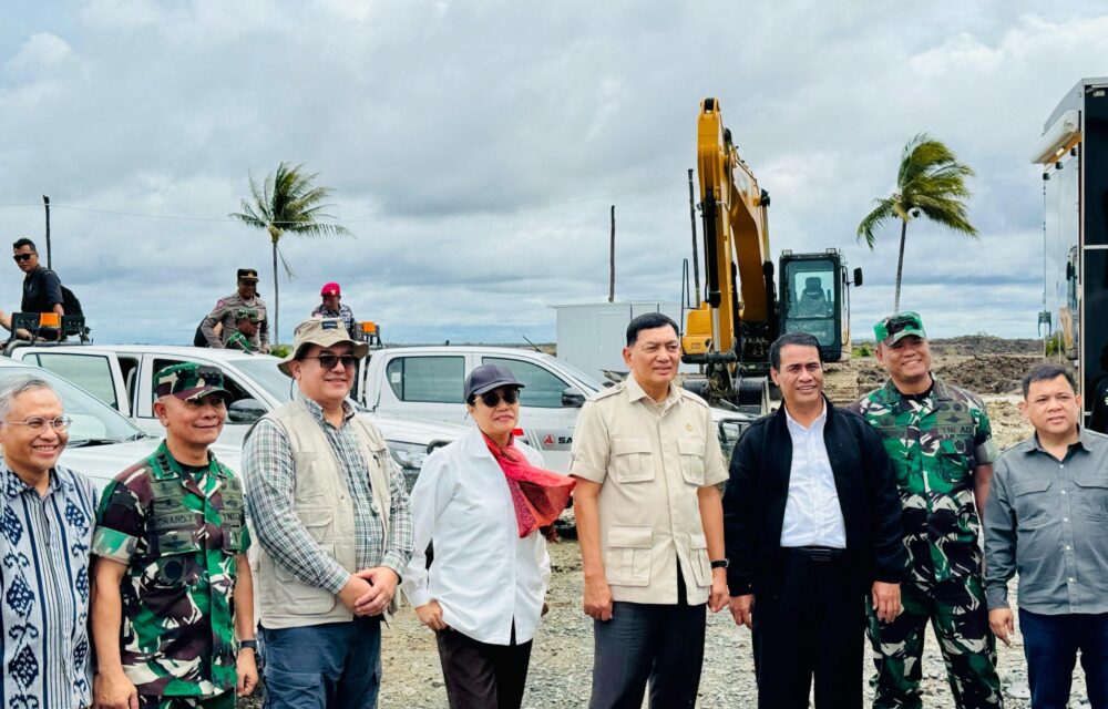 Mentan Amran Tinjau Progres Cetak Sawah Di Wanam Teropongistana.com Merauke – Menteri Pertanian Andi Amran Sulaiman Bersama Menteri Keuangan Sri Mulyani Meninjau Langsung Progres Pembangunan Lahan Cetak Sawah Di Distrik Wanam, Kabupaten Merauke, Kamis (27/2/2025). Kunjungan Ini Juga Dihadiri Menteri Pertahanan Letjen (Purn) Syafrie Syamsuddin, Wakil Kasad, Kasum Tni, Serta Jajaran Lainnya. Ini Merupakan Pertama Kalinya Menkeu Melihat Langsung Kawasan Lumbung Pangan Baru Yang Tengah Dikembangkan Di Papua Selatan. Dalam Kesempatan Tersebut, Mentan Amran Memaparkan Perkembangan Proyek Cetak Sawah Nasional Seluas 1 Juta Hektare Yang Terus Dipercepat. Sejak Kembali Menjabat, Ia Telah Mengalokasikan Anggaran Besar Melalui Program Optimasi Lahan Rawa (Oplah) Dan Ekstensifikasi Lahan Cetak Sawah Guna Meningkatkan Produktivitas Pertanian. Pemerintah Menyiapkan Anggaran Hingga Rp 15 Triliun Untuk Mendukung Swasembada Pangan, Termasuk Percepatan Cetak Sawah Di Wilayah Strategis Seperti Merauke. Pada Awal Tahun 2025, Pemerintah Mentargetkan 100.000 Hektare Cetak Sawah Baru, Ditambah 300.000 Hektare Optimasi Lahan Secara Nasional. Salah Satu Lokasi Utama Pelaksanaannya Adalah Kabupaten Merauke. Saat Ini, Dari Potensi 1,2 Juta Hektare Lahan Pertanian Di Merauke, Telah Dilakukan Optimasi Lahan Seluas 40.000 Hektare Yang Memungkinkan Peningkatan Indeks Tanam Menjadi 2-3 Kali Setahun. Produktivitas Rata-Rata Pun Naik Menjadi 6-7 Ton Per Hektare, Berkat Optimalisasi Lahan Dan Perbaikan Irigasi. Keberhasilan Ini Menjadi Bukti Bahwa Proyek Ini Berperan Strategis Dalam Mewujudkan Ketahanan Pangan Nasional. Mentan Amran Menambahkan , Keberhasilan Ini Juga Dukungan Dari Modernisasi Pertanian Di Merauke “Alsintan Dalam Jumlah Yang Besar Secara Bertahap Mengelola Lahan Disini, Juga Bantuan Benih Unggul, Pupuk Subsidi Serta Bbm Bersubsidi Pertanian,” Jelasnya. Selain Mendorong Produksi Pangan, Proyek Cetak Sawah Ini Juga Membuka Peluang Ekonomi Bagi Masyarakat Setempat. Melalui Program Brigade Pangan Yang Diinisiasi Oleh Mentan Amran, Banyak Anak Muda Papua Kini Memperoleh Penghasilan Hingga Rp 20 Juta Per Bulan, Menjadikan Sektor Pertanian Semakin Menarik Bagi Generasi Muda Di Papua Selatan. “Warga Papua Selatan Sangat Antusias Dengan Brigade Pangan Karena Manfaatnya Sudah Mereka Rasakan Langsung,” Kata Mentan Amran. “Ke Depan, Wanam Akan Kita Siapkan Menjadi Salah Satu Lumbung Pangan Terbesar, Bukan Hanya Untuk Indonesia Tetapi Juga Dunia. Dengan Modernisasi Pertanian Dan Tata Kelola Irigasi Yang Baik, Lahan Ini Akan Semakin Produktif Dan Menyejahterakan Masyarakat.” Menkeu Sri Mulyani Turut Meninjau Langsung Lahan Yang Tengah Dikembangkan, Sementara Mentan Amran Menegaskan Bahwa Dukungan Anggaran Negara Untuk Cetak Sawah Dan Irigasi Merupakan Faktor Kunci Dalam Percepatan Proyek Ini. “Di Merauke, Sudah Ada Lahan Opla Yang Bisa Panen Dua Kali Setahun, Selanjutnya Cetak Sawah Kita Kejar, Ini Pertanda Baik. Kita Akan Percepat Agar Indonesia Tidak Lagi Bergantung Pada Impor Pangan. Lahan Ini Adalah Masa Depan Pangan Indonesia, Bahkan Dunia,” Pungkas Mentan Amran.