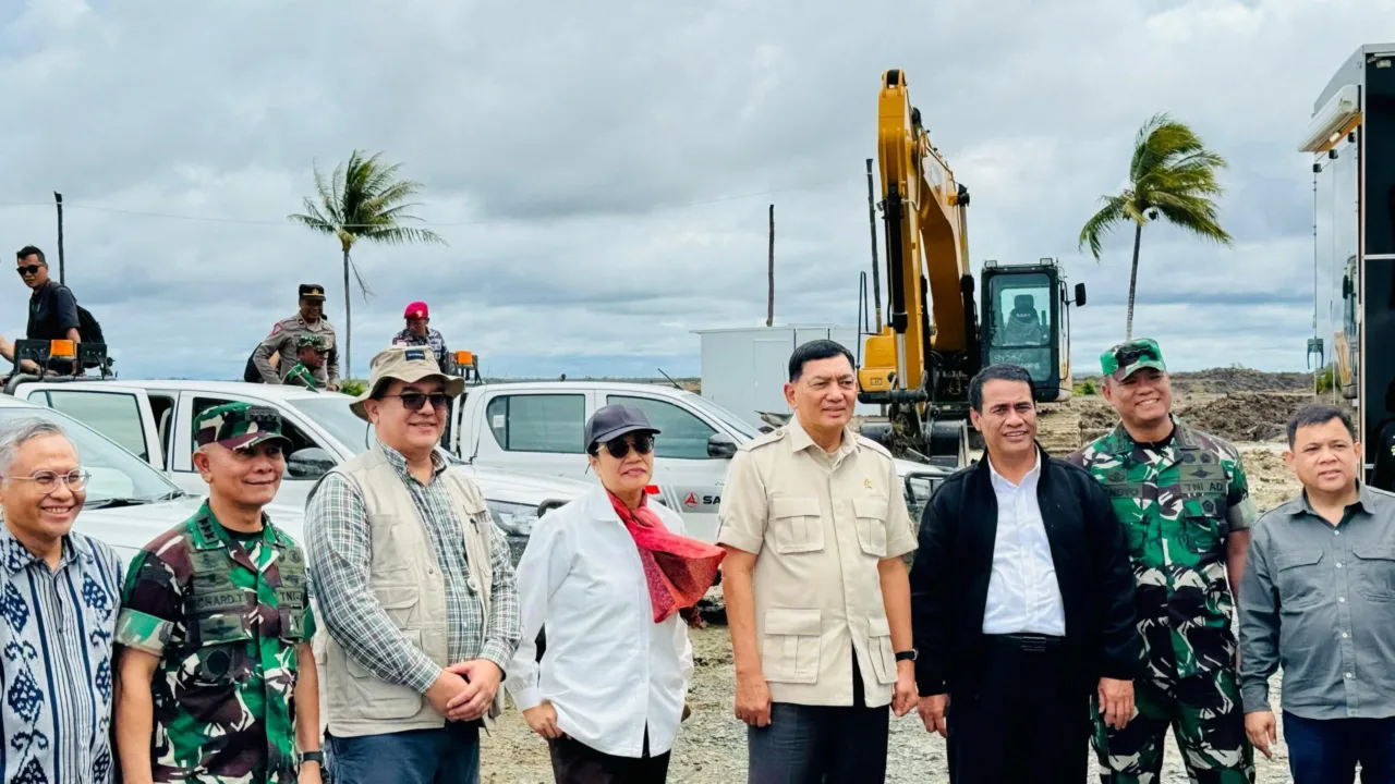 Mentan Amran Tinjau Progres Cetak Sawah di Wanam Teropongistana.com Merauke – Menteri Pertanian Andi Amran Sulaiman bersama Menteri Keuangan Sri Mulyani meninjau langsung progres pembangunan lahan cetak sawah di Distrik Wanam, Kabupaten Merauke, Kamis (27/2/2025). Kunjungan ini juga dihadiri Menteri Pertahanan Letjen (Purn) Syafrie Syamsuddin, Wakil KASAD, Kasum TNI, serta jajaran lainnya. Ini merupakan pertama kalinya Menkeu melihat langsung kawasan lumbung pangan baru yang tengah dikembangkan di Papua Selatan. Dalam kesempatan tersebut, Mentan Amran memaparkan perkembangan proyek cetak sawah nasional seluas 1 juta hektare yang terus dipercepat. Sejak kembali menjabat, ia telah mengalokasikan anggaran besar melalui program Optimasi Lahan Rawa (Oplah) dan Ekstensifikasi Lahan Cetak Sawah guna meningkatkan produktivitas pertanian. Pemerintah menyiapkan anggaran hingga Rp 15 triliun untuk mendukung swasembada pangan, termasuk percepatan cetak sawah di wilayah strategis seperti Merauke. Pada awal tahun 2025, pemerintah mentargetkan 100.000 hektare cetak sawah baru, ditambah 300.000 hektare optimasi lahan secara nasional. Salah satu lokasi utama pelaksanaannya adalah Kabupaten Merauke. Saat ini, dari potensi 1,2 juta hektare lahan pertanian di Merauke, telah dilakukan optimasi lahan seluas 40.000 hektare yang memungkinkan peningkatan indeks tanam menjadi 2-3 kali setahun. Produktivitas rata-rata pun naik menjadi 6-7 ton per hektare, berkat optimalisasi lahan dan perbaikan irigasi. Keberhasilan ini menjadi bukti bahwa proyek ini berperan strategis dalam mewujudkan ketahanan pangan nasional. Mentan Amran menambahkan , keberhasilan ini juga dukungan dari modernisasi pertanian di Merauke “Alsintan dalam jumlah yang besar secara bertahap mengelola lahan disini, juga bantuan benih unggul, pupuk subsidi serta BBM bersubsidi pertanian,” jelasnya. Selain mendorong produksi pangan, proyek cetak sawah ini juga membuka peluang ekonomi bagi masyarakat setempat. Melalui program Brigade Pangan yang diinisiasi oleh Mentan Amran, banyak anak muda Papua kini memperoleh penghasilan hingga Rp 20 juta per bulan, menjadikan sektor pertanian semakin menarik bagi generasi muda di Papua Selatan. “Warga Papua Selatan sangat antusias dengan Brigade Pangan karena manfaatnya sudah mereka rasakan langsung,” kata Mentan Amran. “Ke depan, Wanam akan kita siapkan menjadi salah satu lumbung pangan terbesar, bukan hanya untuk Indonesia tetapi juga dunia. Dengan modernisasi pertanian dan tata kelola irigasi yang baik, lahan ini akan semakin produktif dan menyejahterakan masyarakat.” Menkeu Sri Mulyani turut meninjau langsung lahan yang tengah dikembangkan, sementara Mentan Amran menegaskan bahwa dukungan anggaran negara untuk cetak sawah dan irigasi merupakan faktor kunci dalam percepatan proyek ini. “Di Merauke, sudah ada lahan opla yang bisa panen dua kali setahun, selanjutnya cetak sawah kita kejar, ini pertanda baik. Kita akan percepat agar Indonesia tidak lagi bergantung pada impor pangan. Lahan ini adalah masa depan pangan Indonesia, bahkan dunia,” pungkas Mentan Amran.