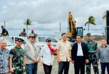 Mentan Amran Tinjau Progres Cetak Sawah Di Wanam Teropongistana.com Merauke – Menteri Pertanian Andi Amran Sulaiman Bersama Menteri Keuangan Sri Mulyani Meninjau Langsung Progres Pembangunan Lahan Cetak Sawah Di Distrik Wanam, Kabupaten Merauke, Kamis (27/2/2025). Kunjungan Ini Juga Dihadiri Menteri Pertahanan Letjen (Purn) Syafrie Syamsuddin, Wakil Kasad, Kasum Tni, Serta Jajaran Lainnya. Ini Merupakan Pertama Kalinya Menkeu Melihat Langsung Kawasan Lumbung Pangan Baru Yang Tengah Dikembangkan Di Papua Selatan. Dalam Kesempatan Tersebut, Mentan Amran Memaparkan Perkembangan Proyek Cetak Sawah Nasional Seluas 1 Juta Hektare Yang Terus Dipercepat. Sejak Kembali Menjabat, Ia Telah Mengalokasikan Anggaran Besar Melalui Program Optimasi Lahan Rawa (Oplah) Dan Ekstensifikasi Lahan Cetak Sawah Guna Meningkatkan Produktivitas Pertanian. Pemerintah Menyiapkan Anggaran Hingga Rp 15 Triliun Untuk Mendukung Swasembada Pangan, Termasuk Percepatan Cetak Sawah Di Wilayah Strategis Seperti Merauke. Pada Awal Tahun 2025, Pemerintah Mentargetkan 100.000 Hektare Cetak Sawah Baru, Ditambah 300.000 Hektare Optimasi Lahan Secara Nasional. Salah Satu Lokasi Utama Pelaksanaannya Adalah Kabupaten Merauke. Saat Ini, Dari Potensi 1,2 Juta Hektare Lahan Pertanian Di Merauke, Telah Dilakukan Optimasi Lahan Seluas 40.000 Hektare Yang Memungkinkan Peningkatan Indeks Tanam Menjadi 2-3 Kali Setahun. Produktivitas Rata-Rata Pun Naik Menjadi 6-7 Ton Per Hektare, Berkat Optimalisasi Lahan Dan Perbaikan Irigasi. Keberhasilan Ini Menjadi Bukti Bahwa Proyek Ini Berperan Strategis Dalam Mewujudkan Ketahanan Pangan Nasional. Mentan Amran Menambahkan , Keberhasilan Ini Juga Dukungan Dari Modernisasi Pertanian Di Merauke “Alsintan Dalam Jumlah Yang Besar Secara Bertahap Mengelola Lahan Disini, Juga Bantuan Benih Unggul, Pupuk Subsidi Serta Bbm Bersubsidi Pertanian,” Jelasnya. Selain Mendorong Produksi Pangan, Proyek Cetak Sawah Ini Juga Membuka Peluang Ekonomi Bagi Masyarakat Setempat. Melalui Program Brigade Pangan Yang Diinisiasi Oleh Mentan Amran, Banyak Anak Muda Papua Kini Memperoleh Penghasilan Hingga Rp 20 Juta Per Bulan, Menjadikan Sektor Pertanian Semakin Menarik Bagi Generasi Muda Di Papua Selatan. “Warga Papua Selatan Sangat Antusias Dengan Brigade Pangan Karena Manfaatnya Sudah Mereka Rasakan Langsung,” Kata Mentan Amran. “Ke Depan, Wanam Akan Kita Siapkan Menjadi Salah Satu Lumbung Pangan Terbesar, Bukan Hanya Untuk Indonesia Tetapi Juga Dunia. Dengan Modernisasi Pertanian Dan Tata Kelola Irigasi Yang Baik, Lahan Ini Akan Semakin Produktif Dan Menyejahterakan Masyarakat.” Menkeu Sri Mulyani Turut Meninjau Langsung Lahan Yang Tengah Dikembangkan, Sementara Mentan Amran Menegaskan Bahwa Dukungan Anggaran Negara Untuk Cetak Sawah Dan Irigasi Merupakan Faktor Kunci Dalam Percepatan Proyek Ini. “Di Merauke, Sudah Ada Lahan Opla Yang Bisa Panen Dua Kali Setahun, Selanjutnya Cetak Sawah Kita Kejar, Ini Pertanda Baik. Kita Akan Percepat Agar Indonesia Tidak Lagi Bergantung Pada Impor Pangan. Lahan Ini Adalah Masa Depan Pangan Indonesia, Bahkan Dunia,” Pungkas Mentan Amran.