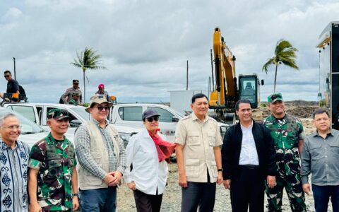 Mentan Amran Tinjau Progres Cetak Sawah Di Wanam Teropongistana.com Merauke – Menteri Pertanian Andi Amran Sulaiman Bersama Menteri Keuangan Sri Mulyani Meninjau Langsung Progres Pembangunan Lahan Cetak Sawah Di Distrik Wanam, Kabupaten Merauke, Kamis (27/2/2025). Kunjungan Ini Juga Dihadiri Menteri Pertahanan Letjen (Purn) Syafrie Syamsuddin, Wakil Kasad, Kasum Tni, Serta Jajaran Lainnya. Ini Merupakan Pertama Kalinya Menkeu Melihat Langsung Kawasan Lumbung Pangan Baru Yang Tengah Dikembangkan Di Papua Selatan. Dalam Kesempatan Tersebut, Mentan Amran Memaparkan Perkembangan Proyek Cetak Sawah Nasional Seluas 1 Juta Hektare Yang Terus Dipercepat. Sejak Kembali Menjabat, Ia Telah Mengalokasikan Anggaran Besar Melalui Program Optimasi Lahan Rawa (Oplah) Dan Ekstensifikasi Lahan Cetak Sawah Guna Meningkatkan Produktivitas Pertanian. Pemerintah Menyiapkan Anggaran Hingga Rp 15 Triliun Untuk Mendukung Swasembada Pangan, Termasuk Percepatan Cetak Sawah Di Wilayah Strategis Seperti Merauke. Pada Awal Tahun 2025, Pemerintah Mentargetkan 100.000 Hektare Cetak Sawah Baru, Ditambah 300.000 Hektare Optimasi Lahan Secara Nasional. Salah Satu Lokasi Utama Pelaksanaannya Adalah Kabupaten Merauke. Saat Ini, Dari Potensi 1,2 Juta Hektare Lahan Pertanian Di Merauke, Telah Dilakukan Optimasi Lahan Seluas 40.000 Hektare Yang Memungkinkan Peningkatan Indeks Tanam Menjadi 2-3 Kali Setahun. Produktivitas Rata-Rata Pun Naik Menjadi 6-7 Ton Per Hektare, Berkat Optimalisasi Lahan Dan Perbaikan Irigasi. Keberhasilan Ini Menjadi Bukti Bahwa Proyek Ini Berperan Strategis Dalam Mewujudkan Ketahanan Pangan Nasional. Mentan Amran Menambahkan , Keberhasilan Ini Juga Dukungan Dari Modernisasi Pertanian Di Merauke “Alsintan Dalam Jumlah Yang Besar Secara Bertahap Mengelola Lahan Disini, Juga Bantuan Benih Unggul, Pupuk Subsidi Serta Bbm Bersubsidi Pertanian,” Jelasnya. Selain Mendorong Produksi Pangan, Proyek Cetak Sawah Ini Juga Membuka Peluang Ekonomi Bagi Masyarakat Setempat. Melalui Program Brigade Pangan Yang Diinisiasi Oleh Mentan Amran, Banyak Anak Muda Papua Kini Memperoleh Penghasilan Hingga Rp 20 Juta Per Bulan, Menjadikan Sektor Pertanian Semakin Menarik Bagi Generasi Muda Di Papua Selatan. “Warga Papua Selatan Sangat Antusias Dengan Brigade Pangan Karena Manfaatnya Sudah Mereka Rasakan Langsung,” Kata Mentan Amran. “Ke Depan, Wanam Akan Kita Siapkan Menjadi Salah Satu Lumbung Pangan Terbesar, Bukan Hanya Untuk Indonesia Tetapi Juga Dunia. Dengan Modernisasi Pertanian Dan Tata Kelola Irigasi Yang Baik, Lahan Ini Akan Semakin Produktif Dan Menyejahterakan Masyarakat.” Menkeu Sri Mulyani Turut Meninjau Langsung Lahan Yang Tengah Dikembangkan, Sementara Mentan Amran Menegaskan Bahwa Dukungan Anggaran Negara Untuk Cetak Sawah Dan Irigasi Merupakan Faktor Kunci Dalam Percepatan Proyek Ini. “Di Merauke, Sudah Ada Lahan Opla Yang Bisa Panen Dua Kali Setahun, Selanjutnya Cetak Sawah Kita Kejar, Ini Pertanda Baik. Kita Akan Percepat Agar Indonesia Tidak Lagi Bergantung Pada Impor Pangan. Lahan Ini Adalah Masa Depan Pangan Indonesia, Bahkan Dunia,” Pungkas Mentan Amran.