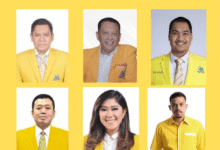 Golkar Diguncang Badai..! Beredar Kembali Poster Calon Ketum  Teropongistana.com Jakarta - Munculnya Kembali Poster Sejumlah Calon Ketua Umum (Caketum) Golkar Harus Dianggap Serius Oleh Kader Beringin, Termasuk Bahlil Lahadalia Yang Menjabat Ketua Umum Partai Golkar. Baru Saja Golkar Menggelar Rapat Kerja Nasional (Rakernas) Tahun 2025 Di Kantor Dpp Partai Golkar, Jalan Anggrek Nelly Murni, Slipi, Jakarta Barat, Pada Hari Ini, Sabtu 8 Februari 2025. “Poster Itu Muncul Bisa Jadi Karena Adanya Keinginan Di Internal Golkar Untuk Mengganti Bahlil. Sebab, Bahlil Dinilai Orangnya Joko Widodo Yang Dipaksakan Untuk Memimpin Golkar,” Kata Pengamat Komunikasi Politik Universitas Esa Unggul, M. Jamiluddin Pada Wartawan, Jumat 14 Februari 2025. Jamiluddin Berpandangan Bahwa Sebagian Kader Golkar, Khususnya Elite Beringin, Sejak Awal Memang Tidak Menghendaki Bahlil Menjadi Ketua Umum Golkar. “Namun Karena Saat Itu Jokowi Begitu Berkuasa, Maka Internal Golkar Menerima Bahlil Menjadi Ketua Umum Dengan Terpaksa,” Kata Dia. Pada Rabu 12 Februari 2025, Beredar Di Aplikasi Berbagi Pesan Whatsapp Lima Figur Calon Ketua Umum Partai Golkar. Empat Di Antaranya Saat Ini Berada Dalam Bagian Kabinet Merah Putih. Yakni Meutya Viada Hafid Yang Menjabat Menteri Komunikasi Dan Digital. Lalu Nusron Wahid Yang Menjabat Menteri Agraria Dan Tata Ruang, Dito Ariotedjo Yang Menjabat Menteri Pemuda Dan Olahraga, Serta Maman Abdurahman Yang Menduduki Jabatan Menteri Usaha Mikro, Kecil, Dan Menengah. Ada Adies Kadier Wakil  Dpr Ri Dan Wakil Ketua Umum Dpp Partai Golkar. Sementara Satu Nama Lainnya Adalah Bambang Soesatyo, Mantan Ketua Mpr Yang Kini Menjadi Anggota Komisi Iii Dpr. Poster Ini Cukup Menjadi Kejutan. Terlebih, Baru Saja Golkar Menggelar Rapat Kerja Nasional (Rakernas) Tahun 2025. Kemudian Partai Golkar Juga Menjalankan Musyawarah Nasional (Munas) Per Agustus 2024. Idealnya, Jika Sesuai Periode Lima Tahun Sekali Maka Munas Golkar Terdekat Adalah Tahun 2029.