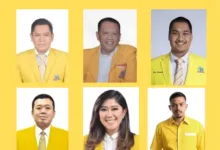 Golkar Diguncang Badai..! Beredar Kembali Poster Calon Ketum  Teropongistana.com Jakarta - Munculnya kembali poster sejumlah calon ketua umum (Caketum) Golkar harus dianggap serius oleh kader beringin, termasuk Bahlil Lahadalia yang menjabat ketua umum Partai Golkar. Baru saja Golkar menggelar Rapat Kerja Nasional (Rakernas) Tahun 2025 di Kantor DPP Partai Golkar, Jalan Anggrek Nelly Murni, Slipi, Jakarta Barat, pada hari ini, Sabtu 8 Februari 2025. “Poster itu muncul bisa jadi karena adanya keinginan di internal Golkar untuk mengganti Bahlil. Sebab, Bahlil dinilai orangnya Joko Widodo yang dipaksakan untuk memimpin Golkar,” kata pengamat komunikasi politik Universitas Esa Unggul, M. Jamiluddin pada wartawan, Jumat 14 Februari 2025. Jamiluddin berpandangan bahwa sebagian kader Golkar, khususnya elite beringin, sejak awal memang tidak menghendaki Bahlil menjadi ketua umum Golkar. “Namun karena saat itu Jokowi begitu berkuasa, maka internal Golkar menerima Bahlil menjadi ketua umum dengan terpaksa,” kata dia. Pada Rabu 12 Februari 2025, beredar di aplikasi berbagi pesan Whatsapp lima figur calon ketua umum Partai Golkar. Empat di antaranya saat ini berada dalam bagian Kabinet Merah Putih. Yakni Meutya Viada Hafid yang menjabat Menteri Komunikasi dan Digital. Lalu Nusron Wahid yang menjabat Menteri Agraria dan Tata Ruang, Dito Ariotedjo yang menjabat Menteri Pemuda dan Olahraga, serta Maman Abdurahman yang menduduki jabatan Menteri Usaha Mikro, Kecil, dan Menengah. Ada adies Kadier wakil  DPR RI dan wakil ketua umum dpp partai golkar. Sementara satu nama lainnya adalah Bambang Soesatyo, mantan Ketua MPR yang kini menjadi anggota Komisi III DPR. Poster ini cukup menjadi kejutan. Terlebih, baru saja Golkar menggelar Rapat Kerja Nasional (Rakernas) Tahun 2025. Kemudian Partai Golkar juga menjalankan Musyawarah Nasional (Munas) per Agustus 2024. Idealnya, jika sesuai periode lima tahun sekali maka Munas Golkar terdekat adalah tahun 2029.