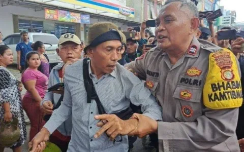 Warga yang protes mendapatkan pengawalan ketat dari polisi, protes ditujukan ke menteri ESDM Bahlil Lahadalia karena kelangkaan gas 3 kg.