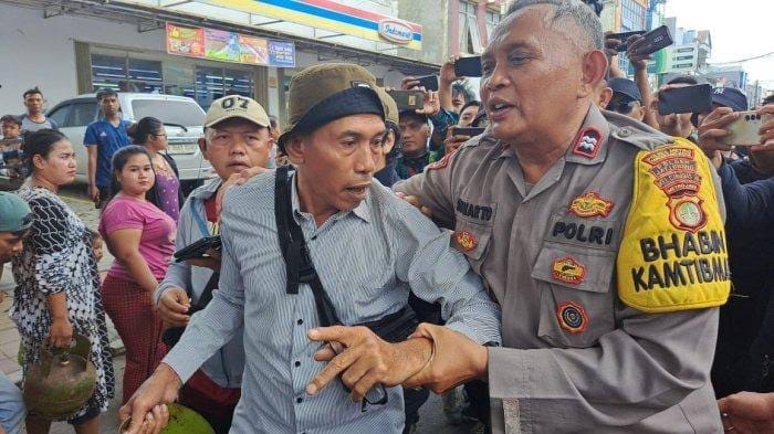 Warga Yang Protes Mendapatkan Pengawalan Ketat Dari Polisi, Protes Ditujukan Ke Menteri Esdm Bahlil Lahadalia Karena Kelangkaan Gas 3 Kg.