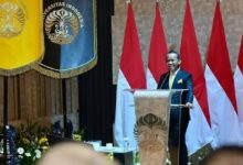 Disertasi Bahlil Bodong, Guru Besar Uin Jakarta Angkat Bicara Teropongistana.com Jakarta – Disertasi Menteri Energi Dan Sumber Daya Mineral (Esdm) Sekaligus Ketua Umum Partai Golkar Bahlil Lahadalia Banyak Disorot. Bahlil Dinilai Melakukan Plagiat Lantaran Disertasi Doktornya Itu Memiliki Kesamaan Hingga 95 Persen Dengan Mahasiswa Universitas Islam Negeri (Uin) Syarif Hidayatullah Jakarta. Kesamaan Itu Didapat Dari Penelusuran Melalui Aplikasi Cek Plagiarsime, Turnitin. Pihak Uin Pun Buka Suara. Melalui Laman Resminya, Guru Besar Uin, Maila Dinia Husni Rahiem Menjelaskan, Temuan Plagarisme Itu Dikarenakan Adanya Kesalahan Internal Uin. Seorang Mahasiswa Doktoral Sekaligus Dosen Di Uin Jakarta Memeriksa Keaslian Disertasi Bahlil Melalui Akun Turnitin Kampus, Dan Didapati Similarity 13 Persen. Namun, Dokumen Itu Tidak Segera Dihapus Dan Tersimpan Dalam Repository Turnitin Kampus. Maka Ketika Pemeriksaan Ulang Sistem Mendeteksi Kesamaan 100 Persen, Karena Filenya Sudah Terekam Dalam Database Turnitin Sebagai Dokumen Resmi. Hal Ini Menimbulkan Dugaan Bahlil Mencontek Hasil Mahasiswa Uin Jakarta. “Ketika Lima Orang Dari Berbagai Perguruan Tinggi Melakukan Pengecekan Ulang, Mereka Memperoleh Hasil Similarity Antara 95 Persen Hingga 100 Persen. Hasil Uji Ini Kemudian Tersebar Di Media Sosial Dan Semakin Memperkuat Kesalahpahaman Tersebut,” Ujar Maila, Dikutip Senin, 21 Oktober 2024. Adapula Polemik Terkait Jangka Waktu Kuliah Dan Riset Yang Hanya 1 Tahun Dan 7 Bulan, Hingga Bahlil Dinyatakan Lulus Dengan Predikat Cum Laude. Hal Ini Ditanggapi Oleh Co-Promotor Distertasi Menteri Bahlil Yang Juga Merupakan Dekan Fakultas Ekonomi Dan Bisnis Universitas Indonesia (Feb Ui). Menurut Teguh, Bahlil Sempat Bertanya Kepadanya Soal Program S3 Di Ui. Ia Menyarankan Untuk Mengambil S3 Jalur Riset Di Sksg Ui. Opsi Ini Lebih Memungkinkan Dibandingkan S3 Di Feb Ui Yang Mensyaratkan Ada Kuliah Terstruktur Di Semester Pertama Pada Hari Kerja. Teguh Mengeklaim Bahlil Memenuhi Syarat Untuk Mendaftar S3 Di Sksg Ui Karena Telah Lulus Magister Ilmu Ekonomi Dari Uncen Pada 2009. “Saya Melihat Ijazah Yang Ter-Scan Di Sistem Sksg Ui. Informasi Di Pddikti Mengenai Bl Yang Dianggap Mengundurkan Diri Kurang Akurat. Bahlil Telah Menempuh Empat Semester, Sesuai Dengan Peraturan Rektor No. 26/2022, Sehingga Layak Untuk Maju Ke Tahap Promosi,” Dikatakanya. Bahlil Juga Dinilai Sudah Memenuhi Syarat Tiga Publikasi Jurnal. Rinciannya, Satu Jurnal Internasional Bereputasi, Satu Jurnal Sinta 2, Dan Satu Prosiding Yang Dapat Diganti Menjadi Jurnal Sinta 2. Adapun Salah Satu Penguji Bahlil, Yakni Arif Satria Yang Juga Merupakan Rektor Institut Pertanian Bogor (Ipb), Mengungkapkan, Ia Bersedia Menjadi Penguji Karena Diminta. Arif Juga Menyakini Ui Sebagai Perguruan Tinggi Ternama Pasti Menjaga Reputasi Dengan Sistem Penjaminan Mutu Yang Kuat. “Saya Sering Menjadi Penguji S3 Di Ui Dan Untuk Sampai Pada Sidang Promosi Melalui Tahapan Panjang Yang Ketat. Hal Ini Juga Disampaikan Oleh Pimpinan Sidang Kepada Promotor, Co Promotor Maupun Penguji Sebelum Acara Dimulai, Bahwa Sidang Promosi Pak Bahlil Sudah Sesuai Prosedur Di Ui,” Kata Ari Astriawan.