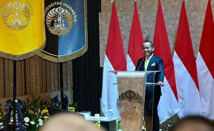 Disertasi Bahlil Bodong, Guru Besar Uin Jakarta Angkat Bicara Teropongistana.com Jakarta – Disertasi Menteri Energi Dan Sumber Daya Mineral (Esdm) Sekaligus Ketua Umum Partai Golkar Bahlil Lahadalia Banyak Disorot. Bahlil Dinilai Melakukan Plagiat Lantaran Disertasi Doktornya Itu Memiliki Kesamaan Hingga 95 Persen Dengan Mahasiswa Universitas Islam Negeri (Uin) Syarif Hidayatullah Jakarta. Kesamaan Itu Didapat Dari Penelusuran Melalui Aplikasi Cek Plagiarsime, Turnitin. Pihak Uin Pun Buka Suara. Melalui Laman Resminya, Guru Besar Uin, Maila Dinia Husni Rahiem Menjelaskan, Temuan Plagarisme Itu Dikarenakan Adanya Kesalahan Internal Uin. Seorang Mahasiswa Doktoral Sekaligus Dosen Di Uin Jakarta Memeriksa Keaslian Disertasi Bahlil Melalui Akun Turnitin Kampus, Dan Didapati Similarity 13 Persen. Namun, Dokumen Itu Tidak Segera Dihapus Dan Tersimpan Dalam Repository Turnitin Kampus. Maka Ketika Pemeriksaan Ulang Sistem Mendeteksi Kesamaan 100 Persen, Karena Filenya Sudah Terekam Dalam Database Turnitin Sebagai Dokumen Resmi. Hal Ini Menimbulkan Dugaan Bahlil Mencontek Hasil Mahasiswa Uin Jakarta. “Ketika Lima Orang Dari Berbagai Perguruan Tinggi Melakukan Pengecekan Ulang, Mereka Memperoleh Hasil Similarity Antara 95 Persen Hingga 100 Persen. Hasil Uji Ini Kemudian Tersebar Di Media Sosial Dan Semakin Memperkuat Kesalahpahaman Tersebut,” Ujar Maila, Dikutip Senin, 21 Oktober 2024. Adapula Polemik Terkait Jangka Waktu Kuliah Dan Riset Yang Hanya 1 Tahun Dan 7 Bulan, Hingga Bahlil Dinyatakan Lulus Dengan Predikat Cum Laude. Hal Ini Ditanggapi Oleh Co-Promotor Distertasi Menteri Bahlil Yang Juga Merupakan Dekan Fakultas Ekonomi Dan Bisnis Universitas Indonesia (Feb Ui). Menurut Teguh, Bahlil Sempat Bertanya Kepadanya Soal Program S3 Di Ui. Ia Menyarankan Untuk Mengambil S3 Jalur Riset Di Sksg Ui. Opsi Ini Lebih Memungkinkan Dibandingkan S3 Di Feb Ui Yang Mensyaratkan Ada Kuliah Terstruktur Di Semester Pertama Pada Hari Kerja. Teguh Mengeklaim Bahlil Memenuhi Syarat Untuk Mendaftar S3 Di Sksg Ui Karena Telah Lulus Magister Ilmu Ekonomi Dari Uncen Pada 2009. “Saya Melihat Ijazah Yang Ter-Scan Di Sistem Sksg Ui. Informasi Di Pddikti Mengenai Bl Yang Dianggap Mengundurkan Diri Kurang Akurat. Bahlil Telah Menempuh Empat Semester, Sesuai Dengan Peraturan Rektor No. 26/2022, Sehingga Layak Untuk Maju Ke Tahap Promosi,” Dikatakanya. Bahlil Juga Dinilai Sudah Memenuhi Syarat Tiga Publikasi Jurnal. Rinciannya, Satu Jurnal Internasional Bereputasi, Satu Jurnal Sinta 2, Dan Satu Prosiding Yang Dapat Diganti Menjadi Jurnal Sinta 2. Adapun Salah Satu Penguji Bahlil, Yakni Arif Satria Yang Juga Merupakan Rektor Institut Pertanian Bogor (Ipb), Mengungkapkan, Ia Bersedia Menjadi Penguji Karena Diminta. Arif Juga Menyakini Ui Sebagai Perguruan Tinggi Ternama Pasti Menjaga Reputasi Dengan Sistem Penjaminan Mutu Yang Kuat. “Saya Sering Menjadi Penguji S3 Di Ui Dan Untuk Sampai Pada Sidang Promosi Melalui Tahapan Panjang Yang Ketat. Hal Ini Juga Disampaikan Oleh Pimpinan Sidang Kepada Promotor, Co Promotor Maupun Penguji Sebelum Acara Dimulai, Bahwa Sidang Promosi Pak Bahlil Sudah Sesuai Prosedur Di Ui,” Kata Ari Astriawan.