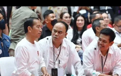Presiden ke-7 RI Joko Widodo (Jokowi) bersama ketua umum Projo sekaligus menteri koperasi Budi Arie didampingi bendahara umum Projo panel Barus.