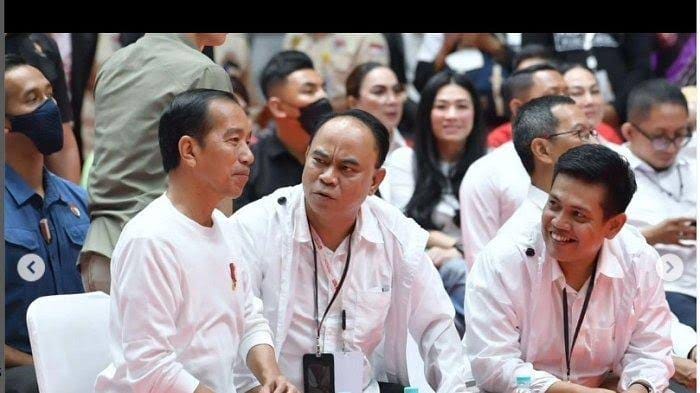 Presiden Ke-7 Ri Joko Widodo (Jokowi) Bersama Ketua Umum Projo Sekaligus Menteri Koperasi Budi Arie Didampingi Bendahara Umum Projo Panel Barus.