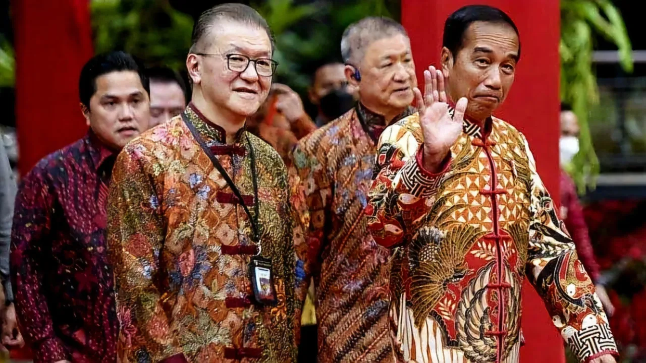 JOKO Widodo alias Jokowi sudah lengser. Tak lagi punya kekuasaan. Presiden bukan, ketua partai juga bukan. Di PDIP, Jokowi pun dipecat. Jokowi dipecat bersama anak dan menantunya, yaitu Gibran Rakabuming Raka dan Bobbby Nasution. Satu paket. Anak bungsu Jokowi punya partai, tapi partainya kecil. Yaitu Partai Solidaritas Indonesia (PSI). Partai gurem ini tidak punya anggota di DPR RI. Di Pemilu 2024, partai yang dipimpin Kaesang ini memperoleh suara kurang dari empat persen.