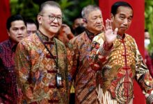 Joko Widodo Alias Jokowi Sudah Lengser. Tak Lagi Punya Kekuasaan. Presiden Bukan, Ketua Partai Juga Bukan. Di Pdip, Jokowi Pun Dipecat. Jokowi Dipecat Bersama Anak Dan Menantunya, Yaitu Gibran Rakabuming Raka Dan Bobbby Nasution. Satu Paket. Anak Bungsu Jokowi Punya Partai, Tapi Partainya Kecil. Yaitu Partai Solidaritas Indonesia (Psi). Partai Gurem Ini Tidak Punya Anggota Di Dpr Ri. Di Pemilu 2024, Partai Yang Dipimpin Kaesang Ini Memperoleh Suara Kurang Dari Empat Persen.