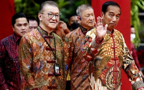 JOKO Widodo alias Jokowi sudah lengser. Tak lagi punya kekuasaan. Presiden bukan, ketua partai juga bukan. Di PDIP, Jokowi pun dipecat. Jokowi dipecat bersama anak dan menantunya, yaitu Gibran Rakabuming Raka dan Bobbby Nasution. Satu paket. Anak bungsu Jokowi punya partai, tapi partainya kecil. Yaitu Partai Solidaritas Indonesia (PSI). Partai gurem ini tidak punya anggota di DPR RI. Di Pemilu 2024, partai yang dipimpin Kaesang ini memperoleh suara kurang dari empat persen.