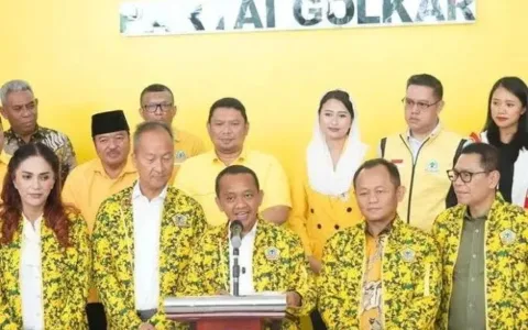Bahlil Lahadalia ketua umum partai Golkar bersama jajaran pengurus.