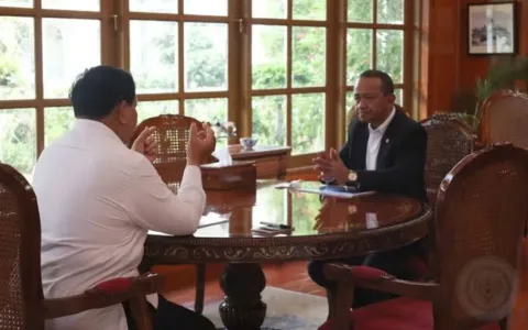 Presiden Prabowo Subianto bersama Bahlil Lahadalia Mentri ESDM.